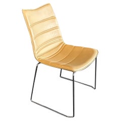 Chaise M2L avec pieds à oreilles chromés en stock