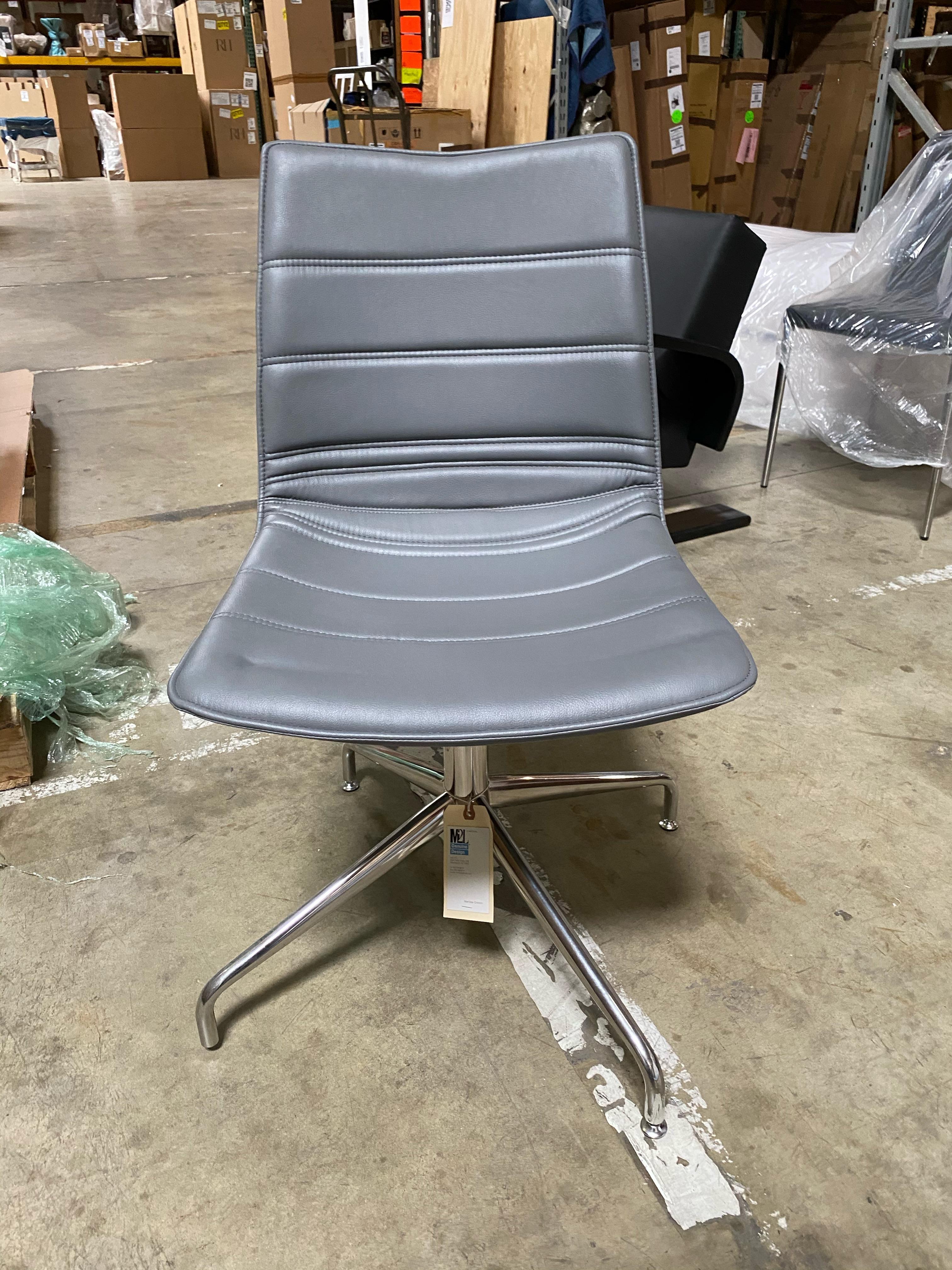 M2L M Swivel Desk Chair in STOCK In Good Condition For Sale In New York, NY