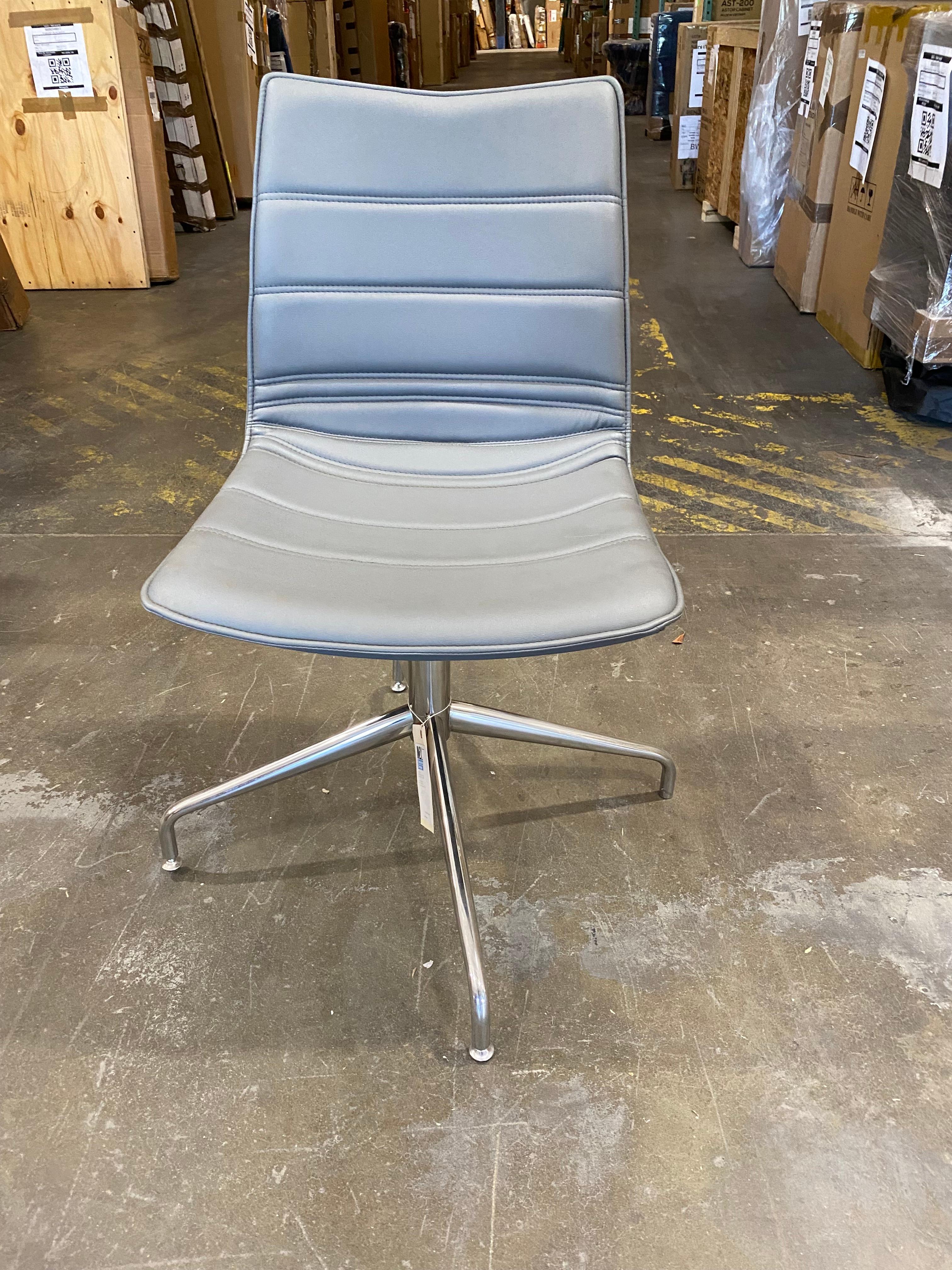 Swivel chair
4 stars chromed steel base
padded and upholstered