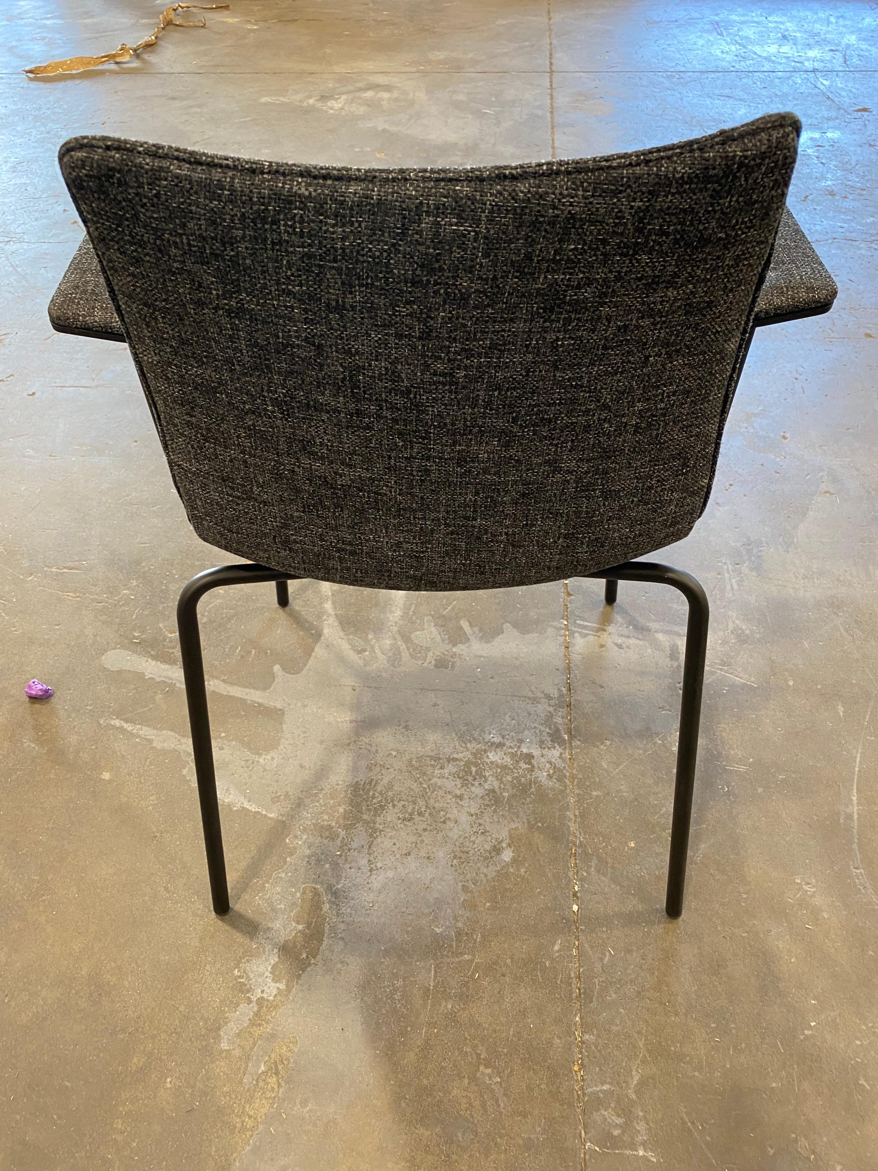 Sessel mit Naht.
gepolsterte Arme
Schale & Arme gepolstert in Trevi A 3000 # 3623 
Rahmen: schwarze Pulverbeschichtung