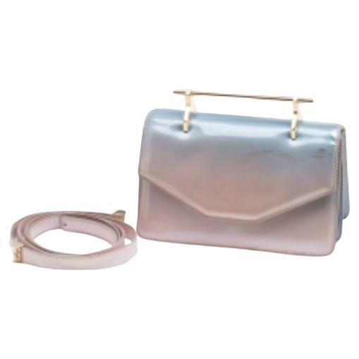Dalla casa di M2Malletier arriva questa splendida borsa a tracolla Indre che completerà perfettamente tutti i tuoi outfit. È stata lussuosamente realizzata in pelle verniciata in un mix di colori blu e pesca, con una patta frontale e un ampio