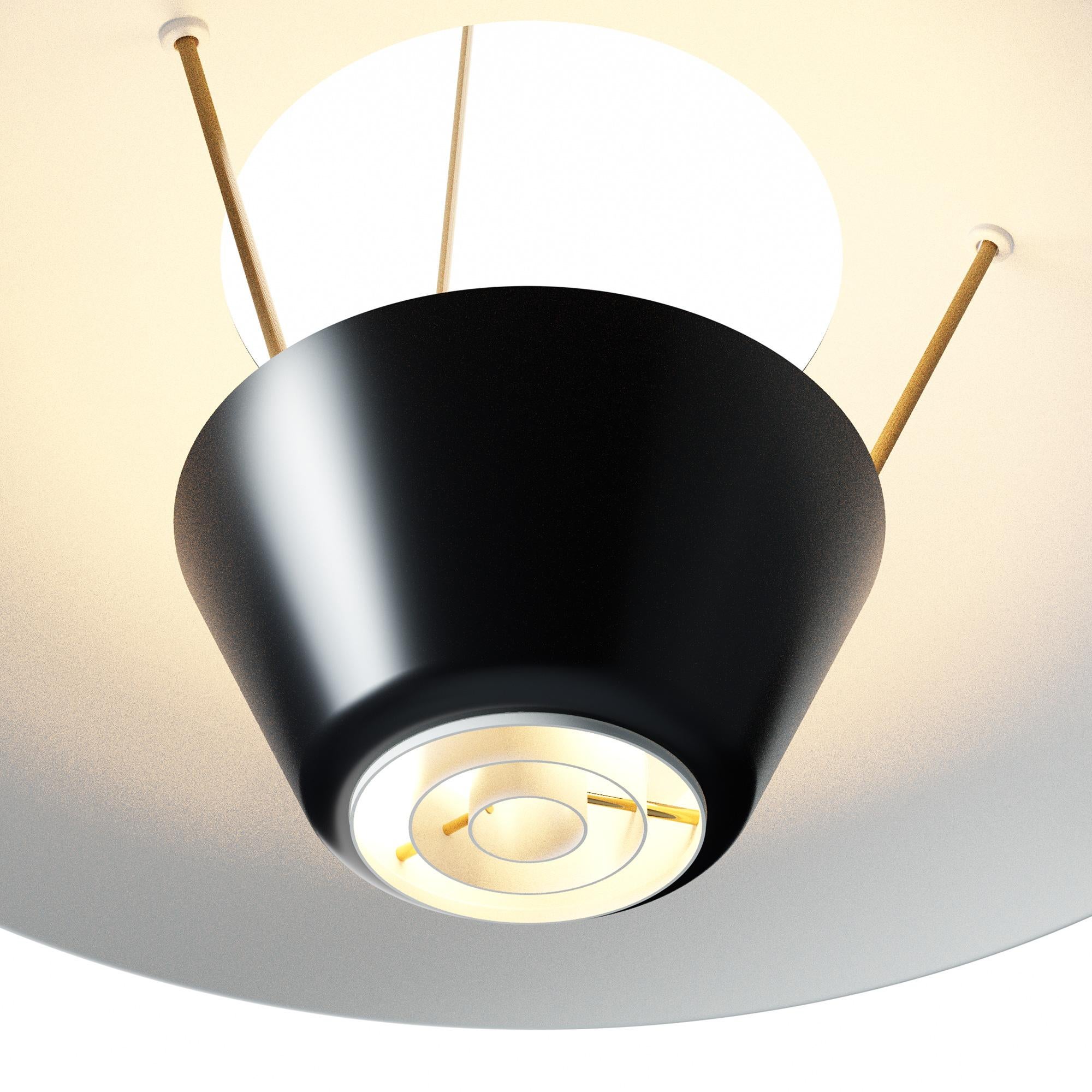 Lampada a sospensione M4 in bianco e nero di Disderot
Edizione limitata. 
Creato da Michel Mortier
Dimensioni: Ø 57 x H. 80 a 200 cm.
Materiali: Alluminio e metallo laccato.

Consegnato con certificato di autenticazione. Prodotto in Francia.