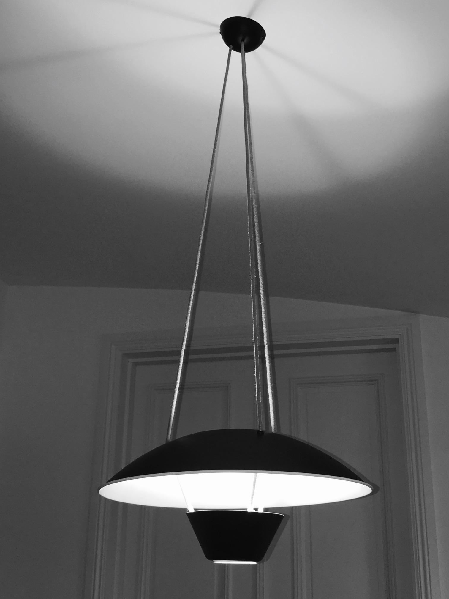 Designed is the shape of a hot air balloon, this ceiling light represents part of the lighting revolution in the early 1950s.
It is one of the few lamps in the world to offer all three lighting modes in a single source: focused light to bring a