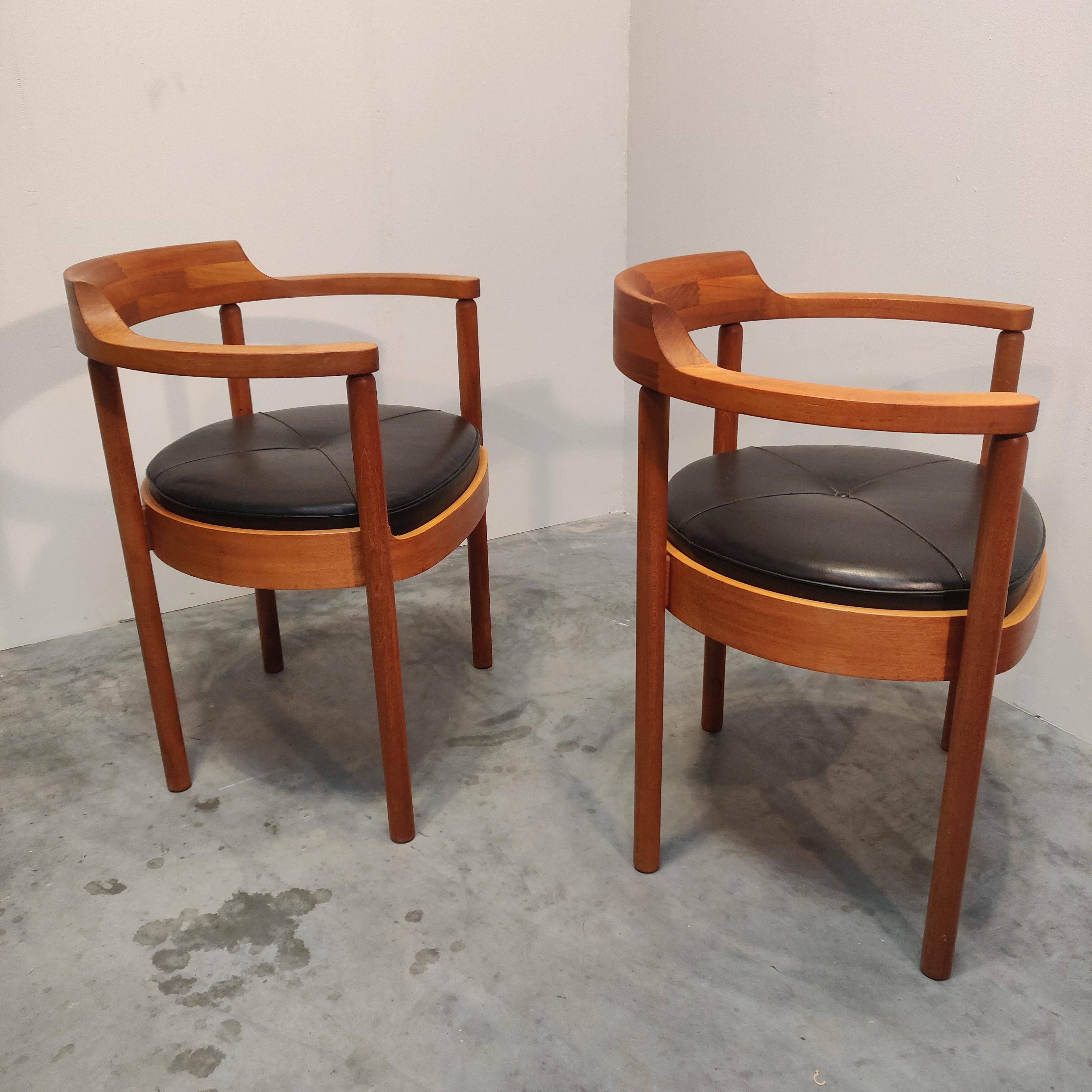 M40 chair by Henning Jensen & Torben Valeur for Munch Møbler, Denmark, 1970s
Set of 2 teak chairs with curved back and original black leather seat cushions.
Many of the original furniture by Munch Møbler were created in Scandinavia during the 20th