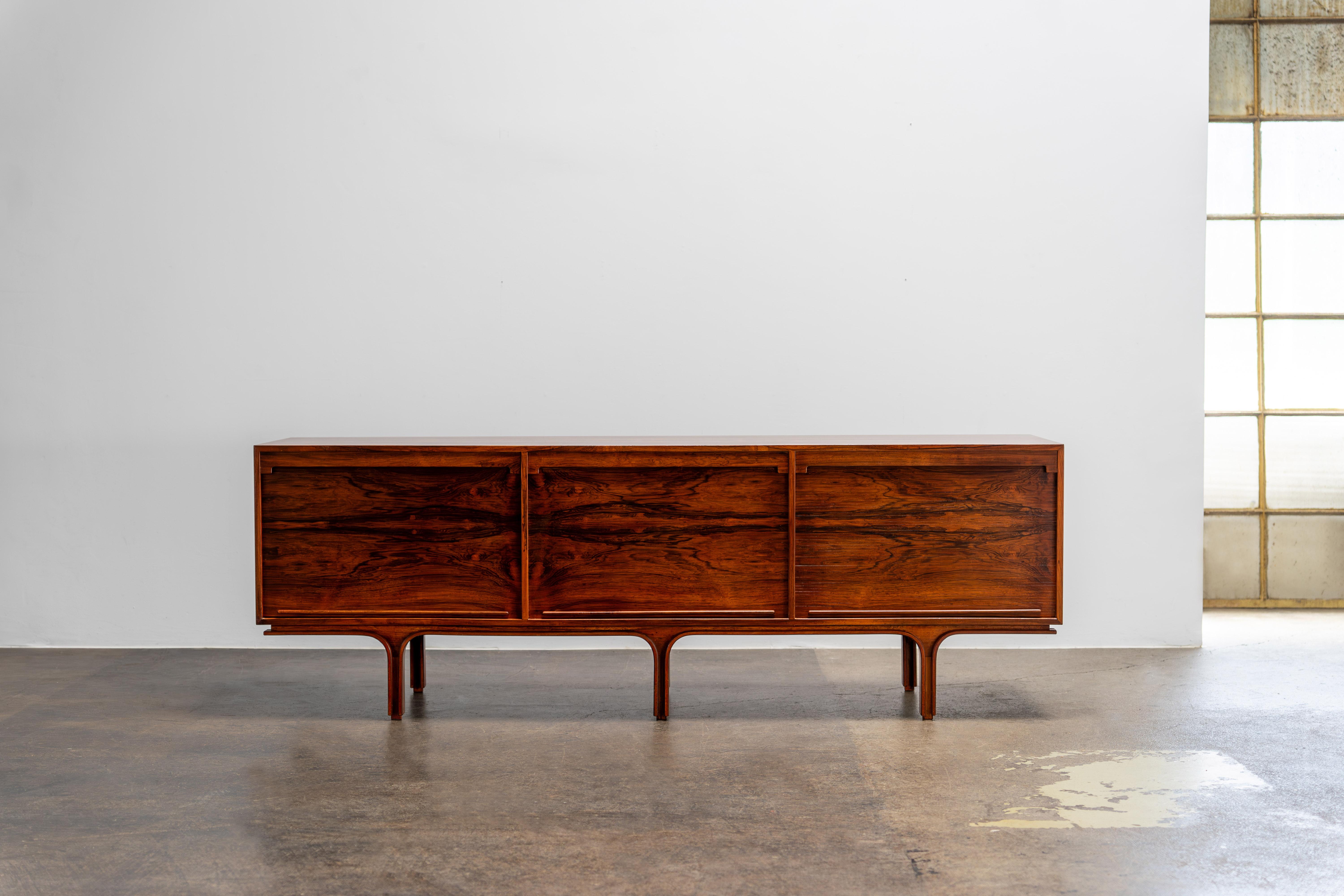 M501 Buffet en palissandre par Gianfranco Frattini Bernini Italie, années 1960 en vente 6