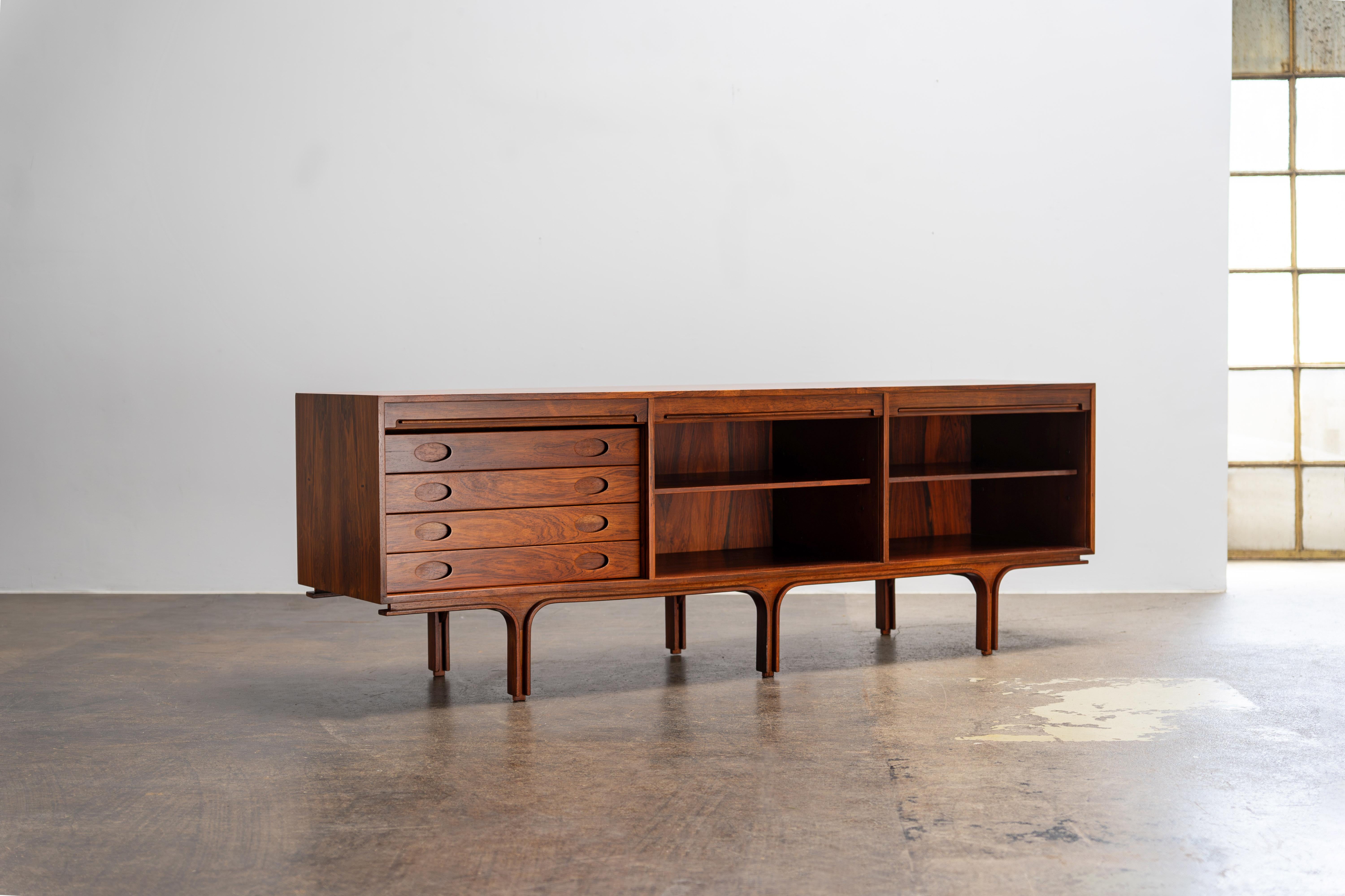 M501 Buffet en palissandre par Gianfranco Frattini Bernini Italie, années 1960 en vente 10