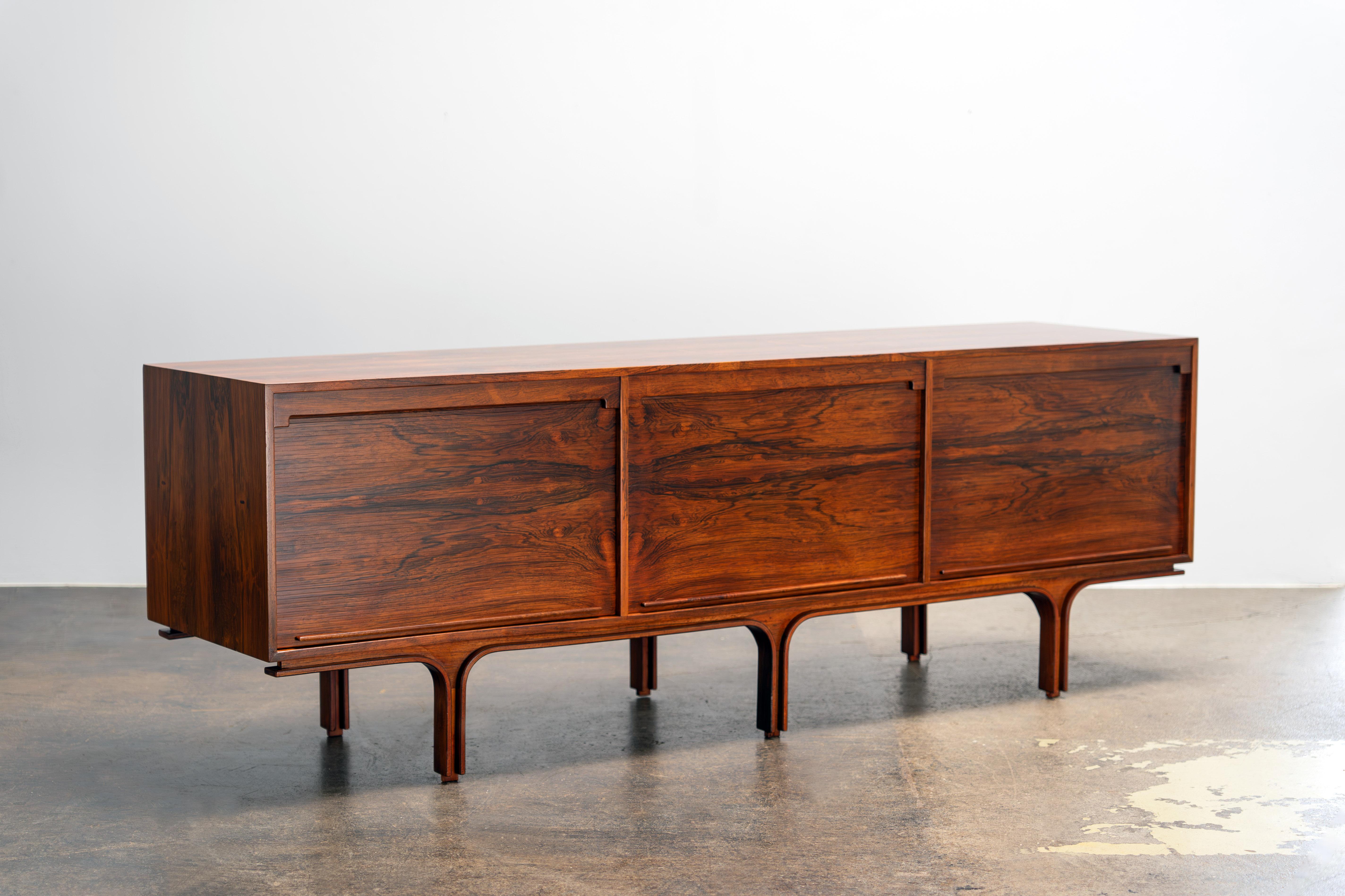 
Buffet M501 de Gianfranco Frattini
Bernini Italie, années 1960

Ce rare buffet des années 1960 allie un design raffiné à un savoir-faire exceptionnel. Conçue par Gianfranco Frattini pour Bernini, elle présente un placage de bois de rose aux motifs