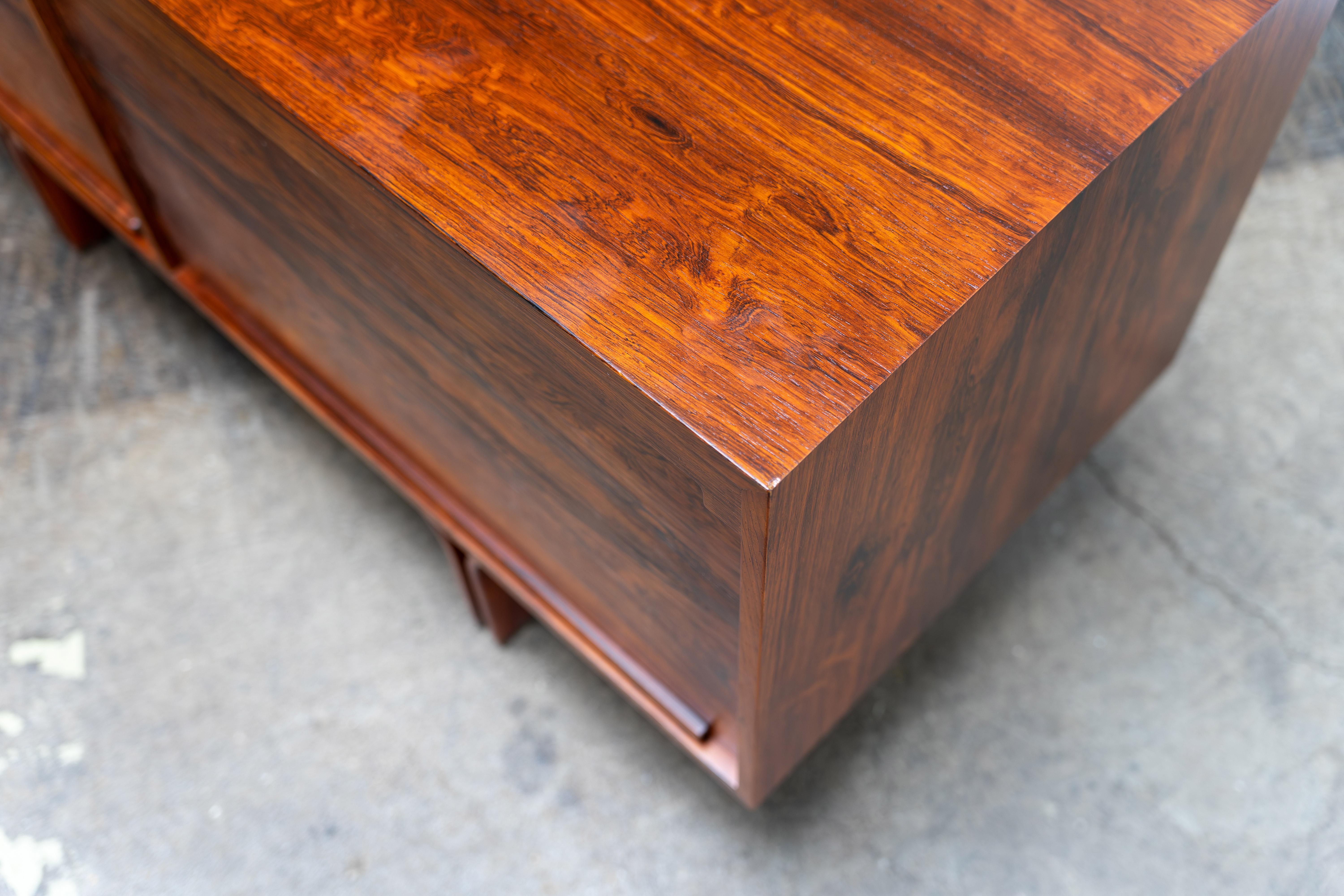 20ième siècle M501 Buffet en palissandre par Gianfranco Frattini Bernini Italie, années 1960 en vente