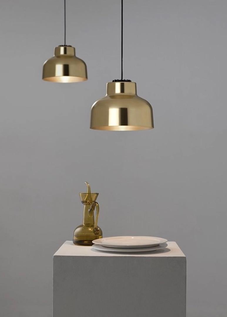 Exquisite timelessness. A remarkable exponent of a time when Spanish industrial design was just establishing itself as a professional discipline. This pendant lamp was awarded the Gold Delta award in 1964, the highest distinction for a product in