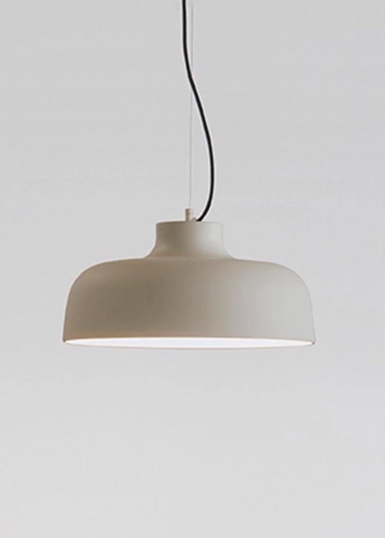 Evocative of a woman's shoulders. A beautiful, bell-shaped pendant lamp that features pleasing curves and a timeless feel. The M68 is an aluminium reissue of the famous pop lamp from the 1960s, also by Miguel Milá. It is now available in brilliant