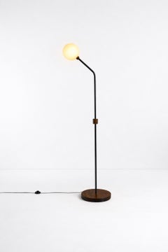 Lampada da terra M9 di Otávio Motta, Imbuia e IPE, globo opalino, LED caldo
