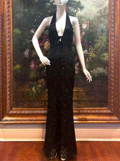 MA, 1990er Jahre: Schwarzes, rückenfreies Neckholder-Kleid mit Pailletten, Seidenfutter und Schleife