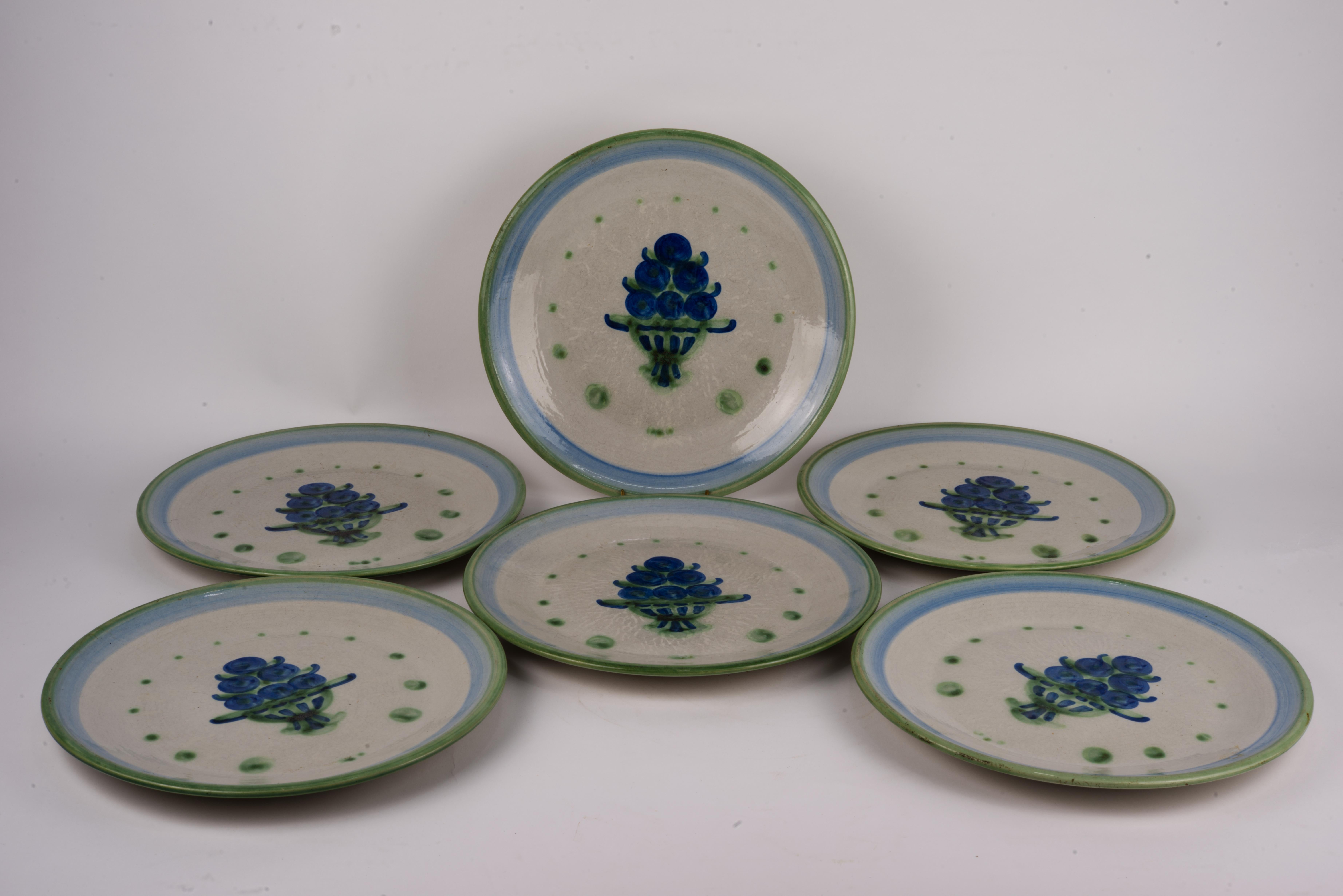  Set of 6 dinner plates was had thrown and hand painted by Hadley Pottery in Louisville, Kentucky, in Bouquet pattern. The pattern consists of a stylized basket with blue dots/flowers (sometimes referred to as blueberries) surrounded by green dots.