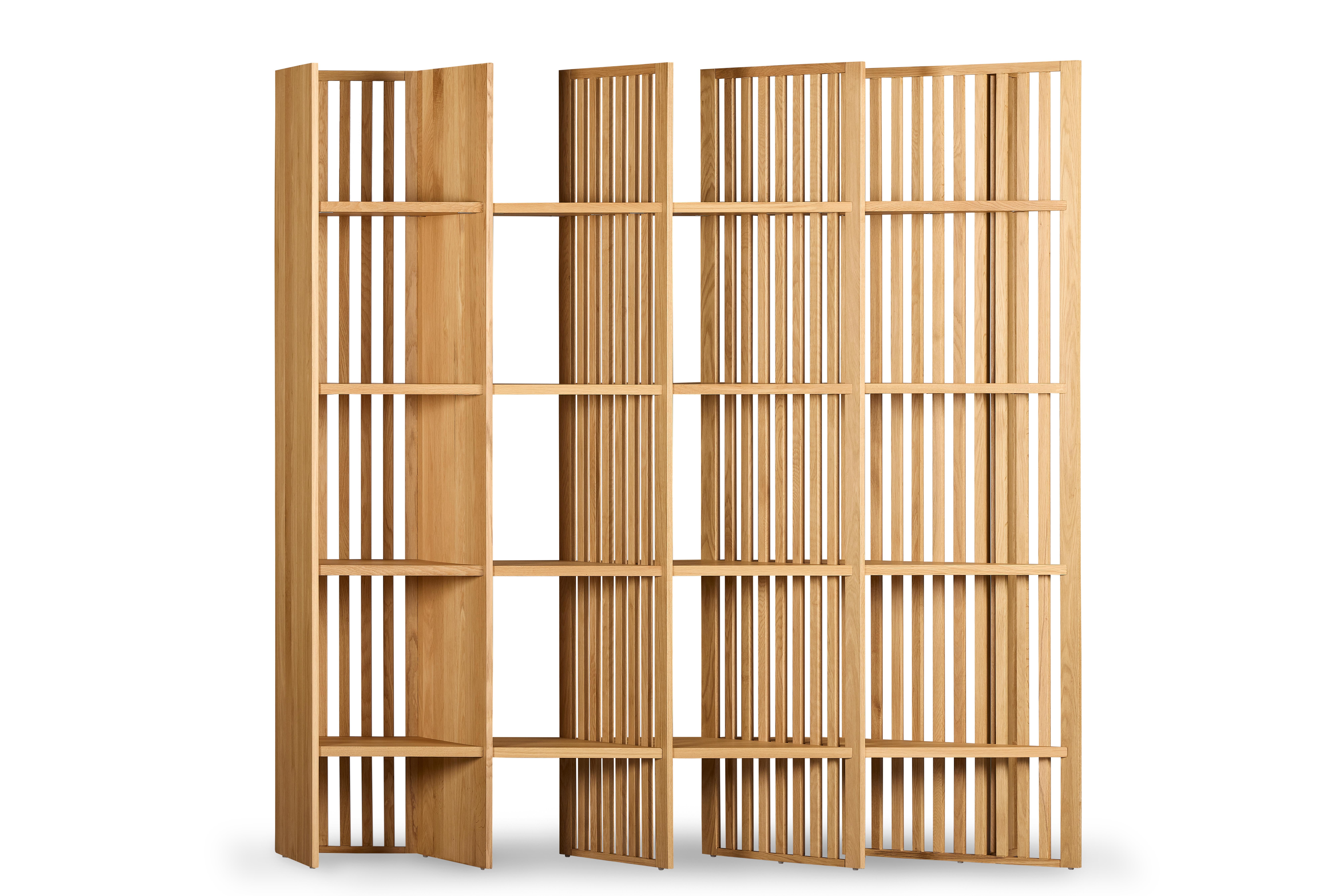 Elegantes und funktionelles Design
Ma, entworfen von ilio, ist ein vielseitiges Möbelstück aus Eisen. Es kann als Bücherregal, Regalsystem oder Paravent genutzt werden und verleiht modernen Wohnräumen Funktionalität. Ma ist aus massivem Eichenholz