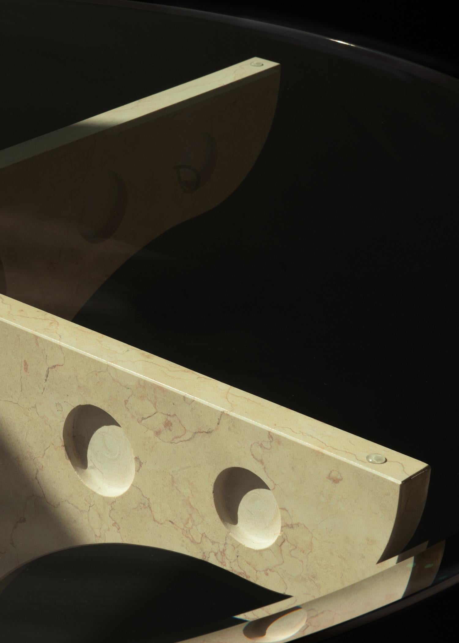 Ma-Mi, table basse ronde en marbre et verre Veselye du 21e siècle - Combler les trous Neuf - En vente à Cologna Veneta, IT