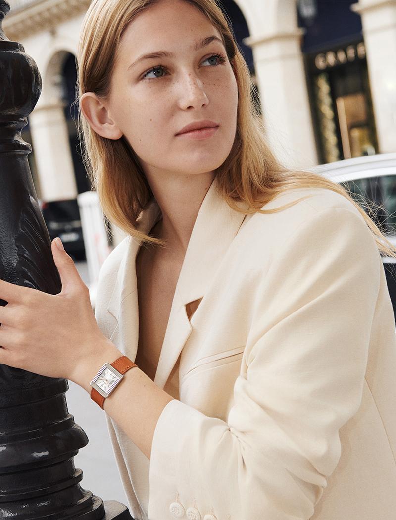Ma Première, Poiray’s first timepiece, with its generous forms and interchangeable bracelets, is one of the emblematic watches of the Place Vendôme.

Thanks to its unique clasp opening, this watch plays with colors and materials of different bands,