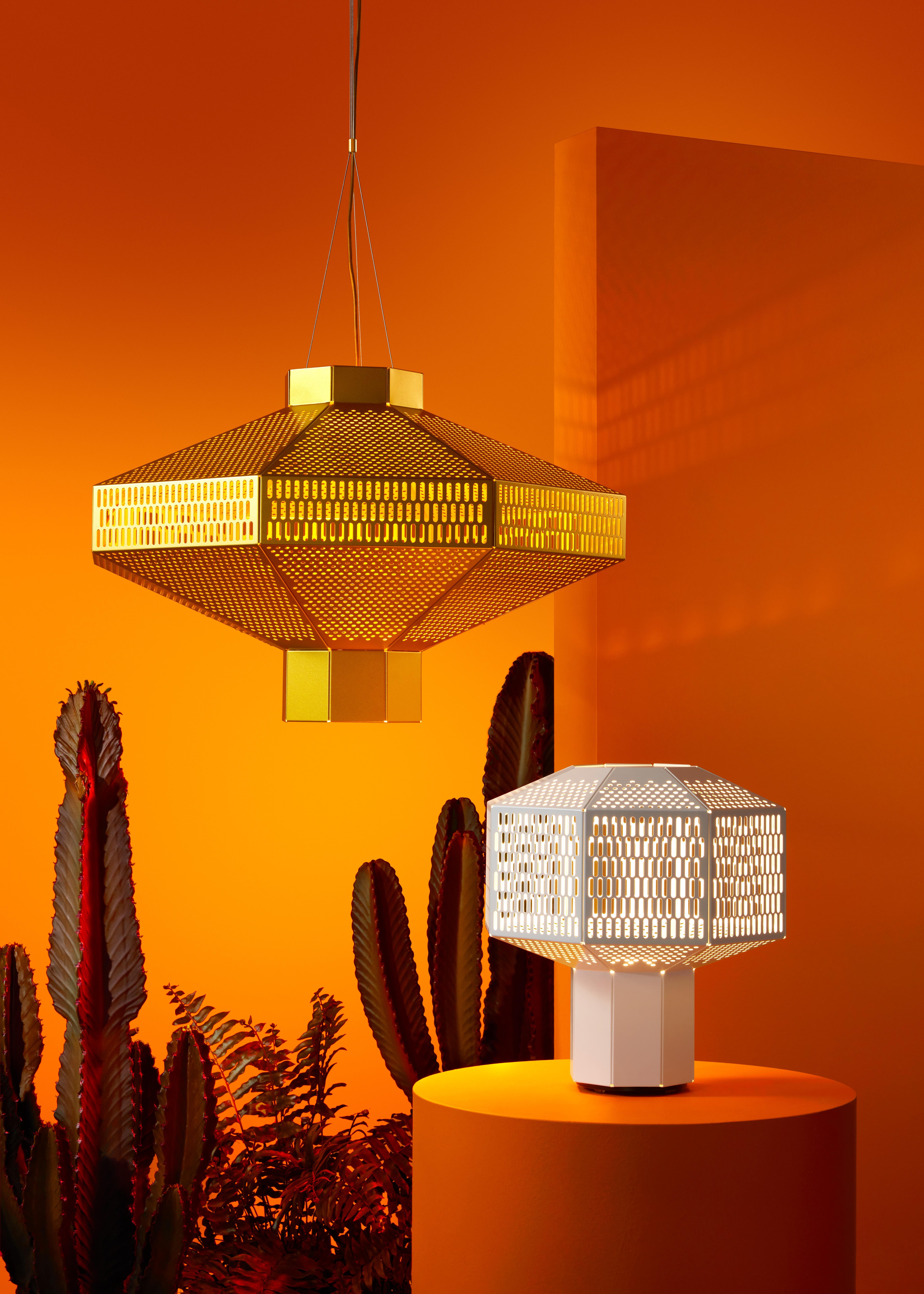 MA- Rock M 

Octogonal structure in golden or white lacquered steel. Led cob are placed at the middle of the structure, providing ambient light. Dimmer placed in the electrical cord and cob led both included. By Jaime Hayon, 2020.
Manufactured by