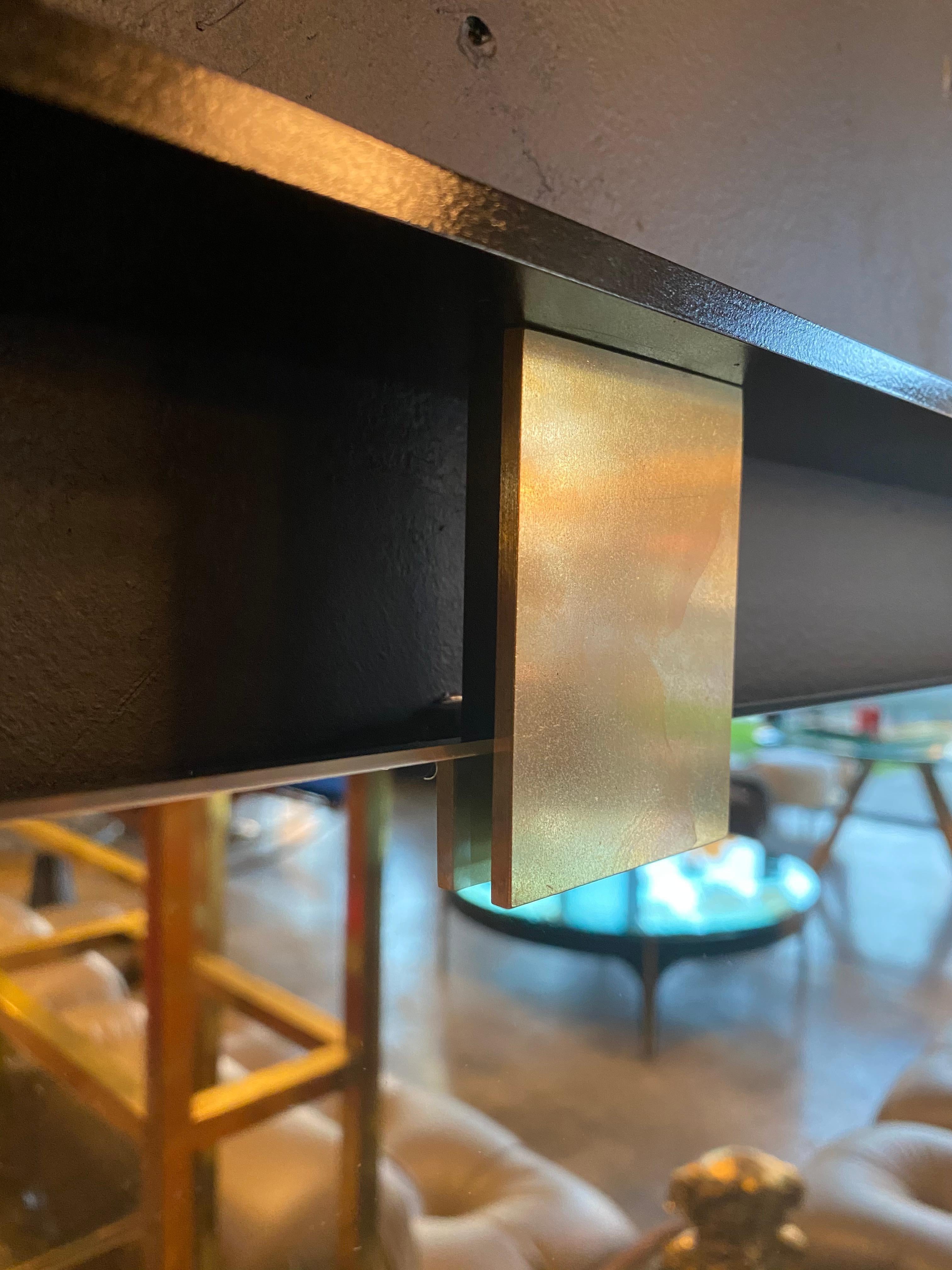 Miroir carré flottant en fer et en laiton MA+39s, 21e siècle, Italie Neuf - En vente à Los Angeles, CA