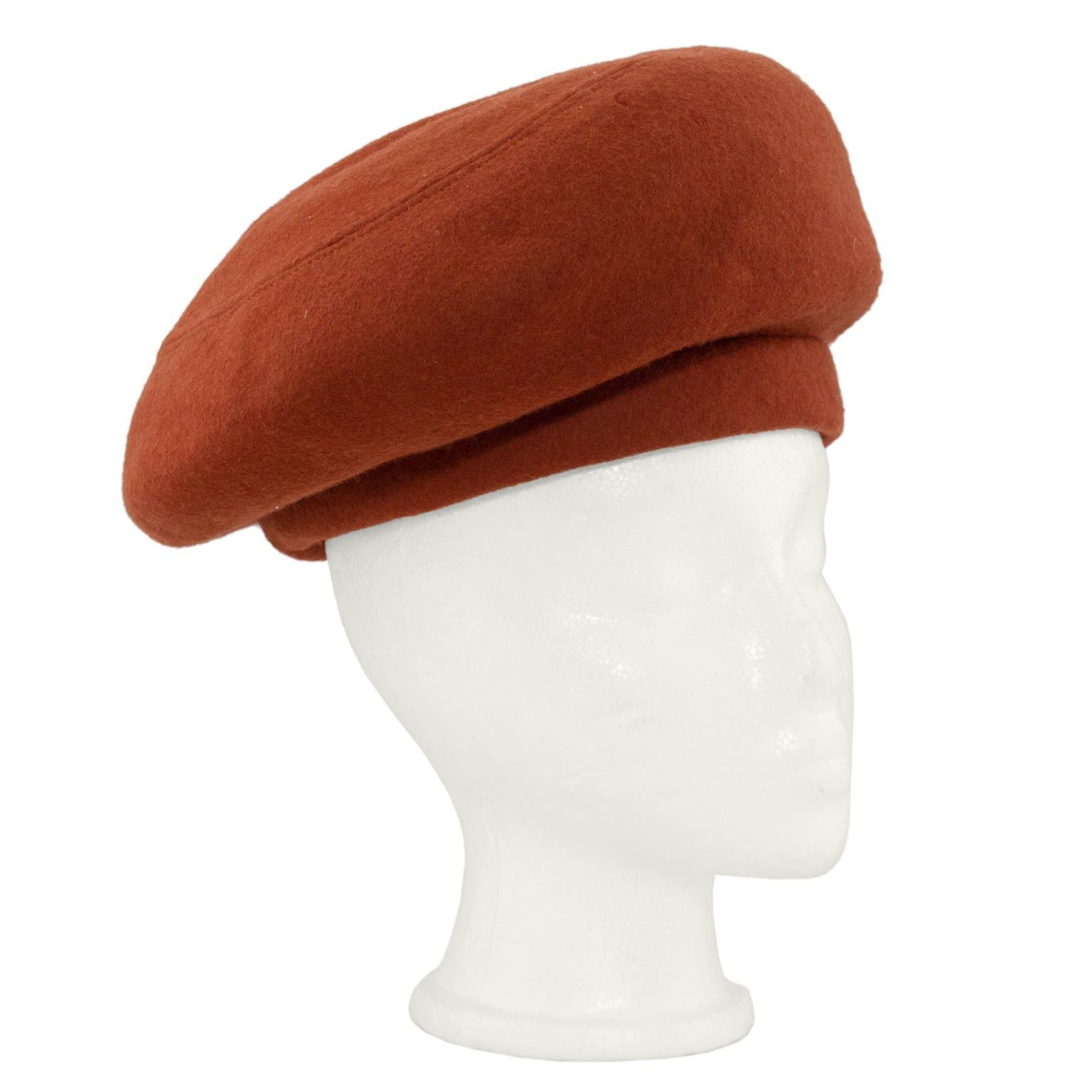 Die legendäre Madame Paulette, bekannt als die Hutdesignerin der Stars und Könige, hat diesen Hut für eine ebenso legendäre Künstlerin entworfen. Sie wurde Anfang der 80er Jahre passend zu einem Haute-Couture-Ensemble von Chanel entworfen und kann