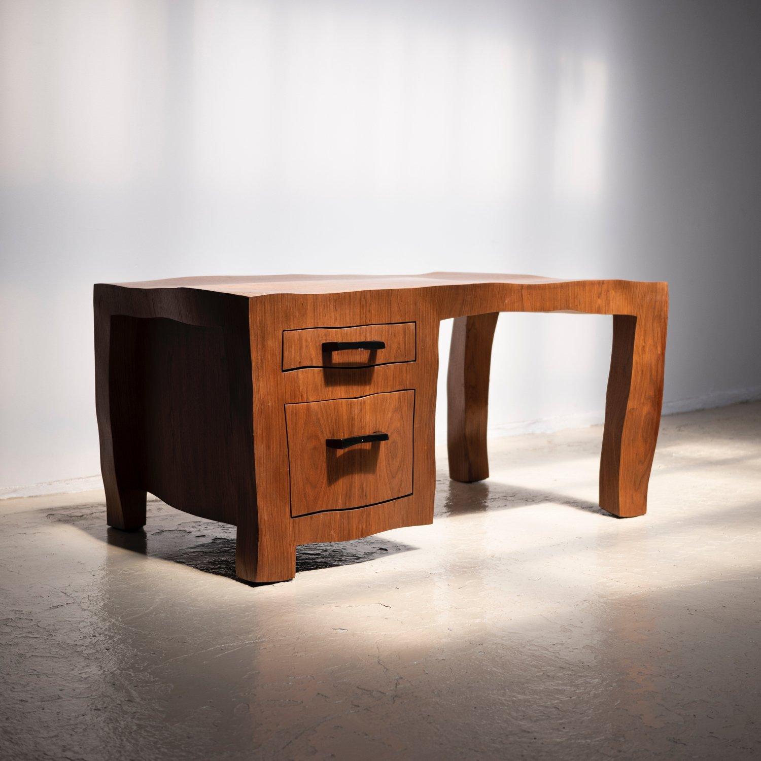 Titolo: scrivania da ufficio scultorea
Serie: scolpire
Edizione: 3/8 (+2AP)
Materiale: acciaio con finitura impiallacciata in noce scuro
Dimensioni: 160 x 85 x 74 (l x p x h).
