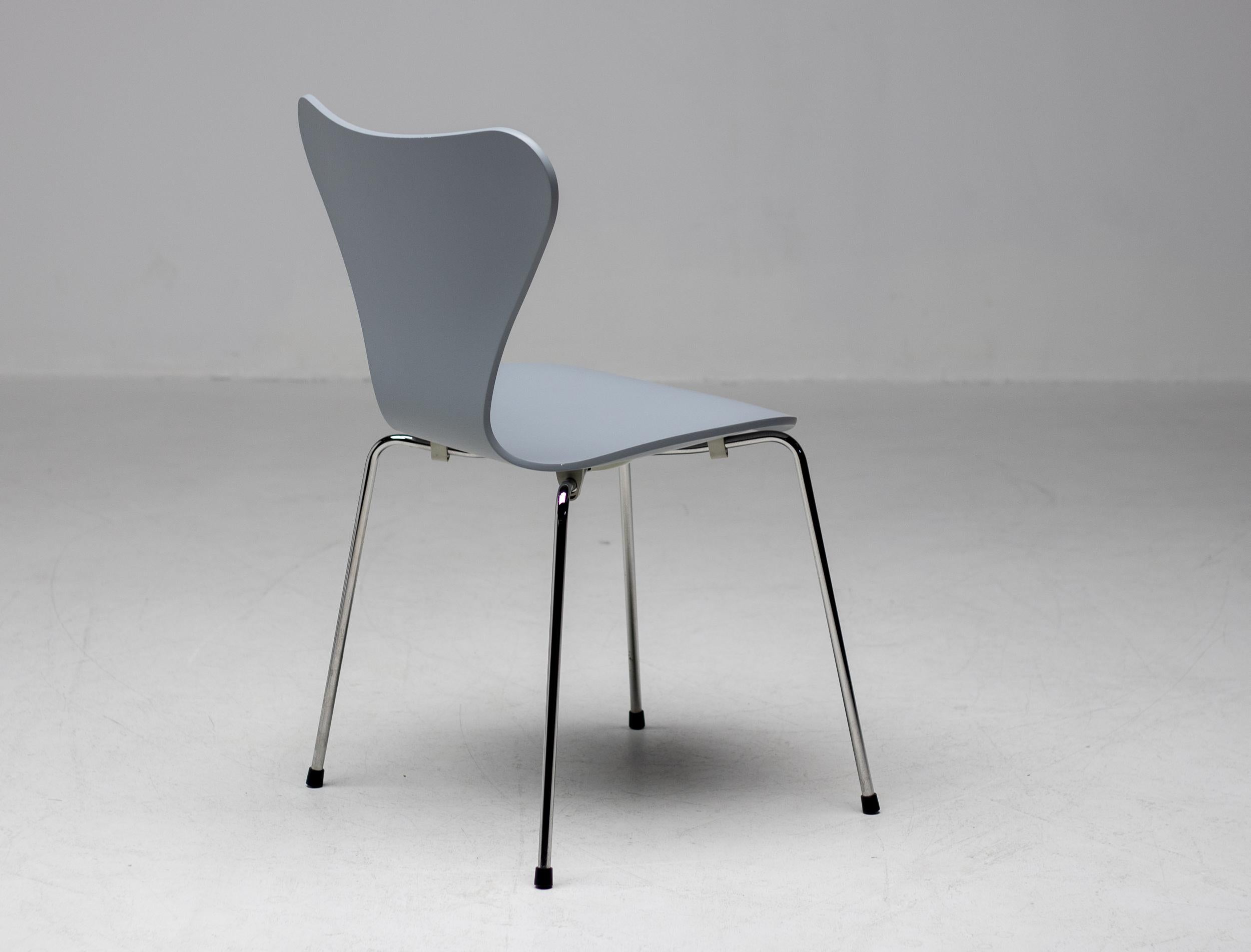 Limited Edition made in 2009 of the iconic Arne Jacobsen series 7 chair.
To pay tribute to this design, Fritz Hansen choose 7 designers from the young generation to pick out their favorite color. Maarten Baas became one of the leading designers of