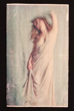 Fotografie auf Holzplatte, Elke (die tanzende Dame) (2022) von Maarten Marchau