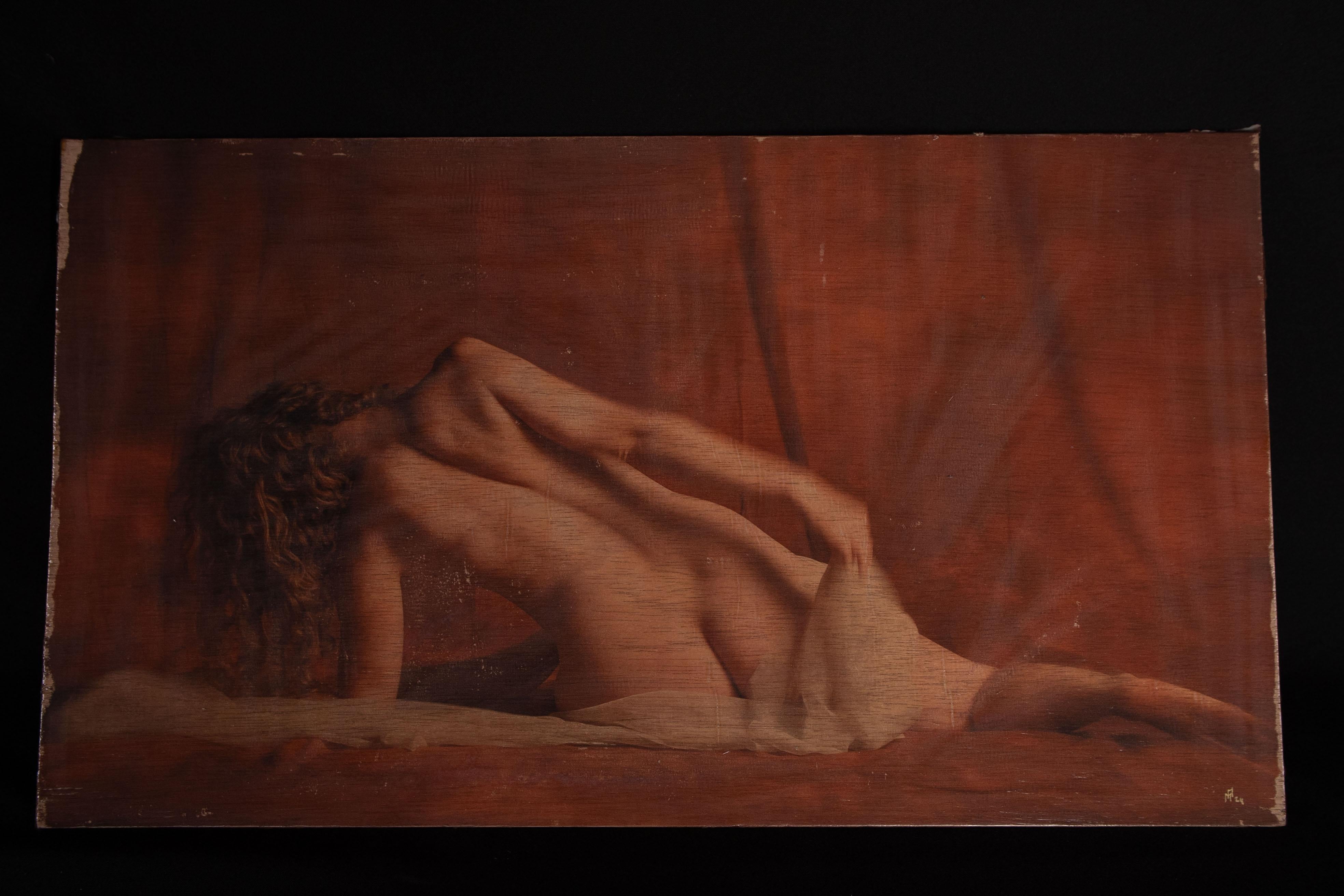Lady in rouge - photo sensuelle d'une femme nue et allongée, sur panneau - Moderne Mixed Media Art par Maarten Marchau