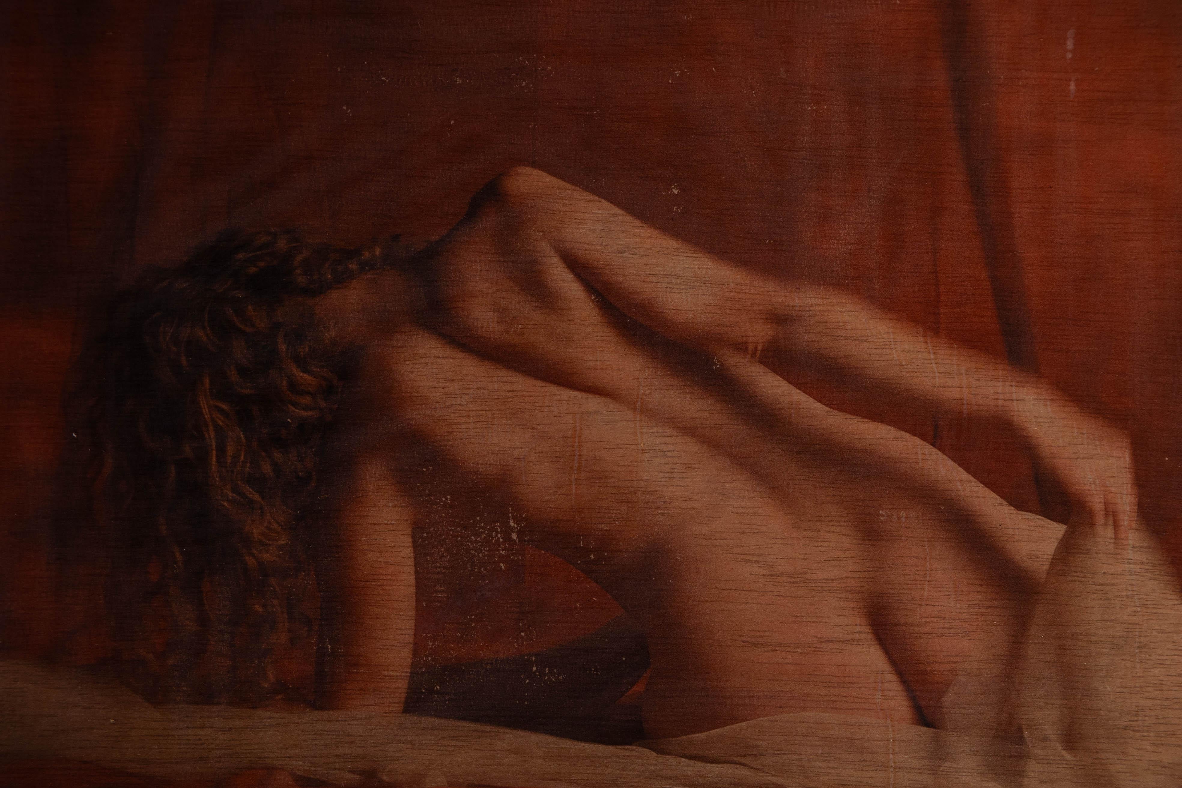 Dame en rouge - photo sensuelle d'une femme nue allongée, sur panneau. Médias mixtes. Signé par l'artiste au dos. 