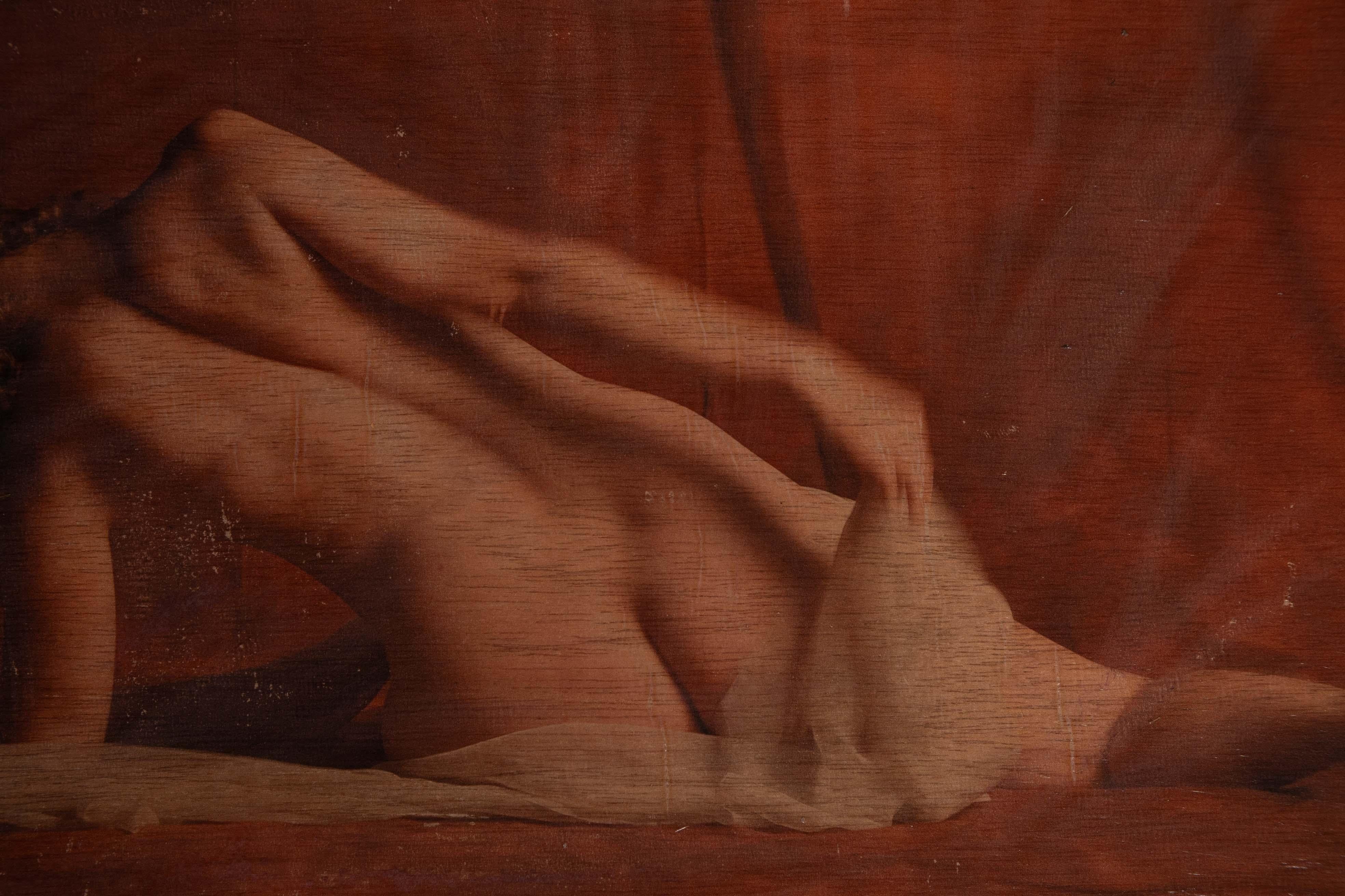 Lady in rouge - photo sensuelle d'une femme nue et allongée, sur panneau en vente 1
