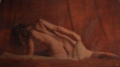 Dama de rojo - foto sensual de una mujer desnuda tumbada, sobre panel
