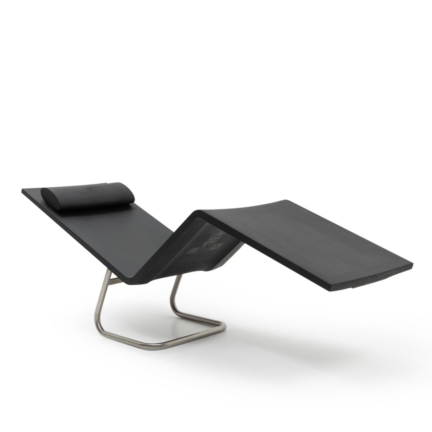 Lounge Chair von Maarten van Severen für Vitra ( 2000):

Diese bequemen Loungesessel können durch Verlagerung des Körpergewichts leicht (und sicher) nach hinten gekippt werden, so dass eine Liege entsteht. Beachten Sie, dass diese Ausgabe für den