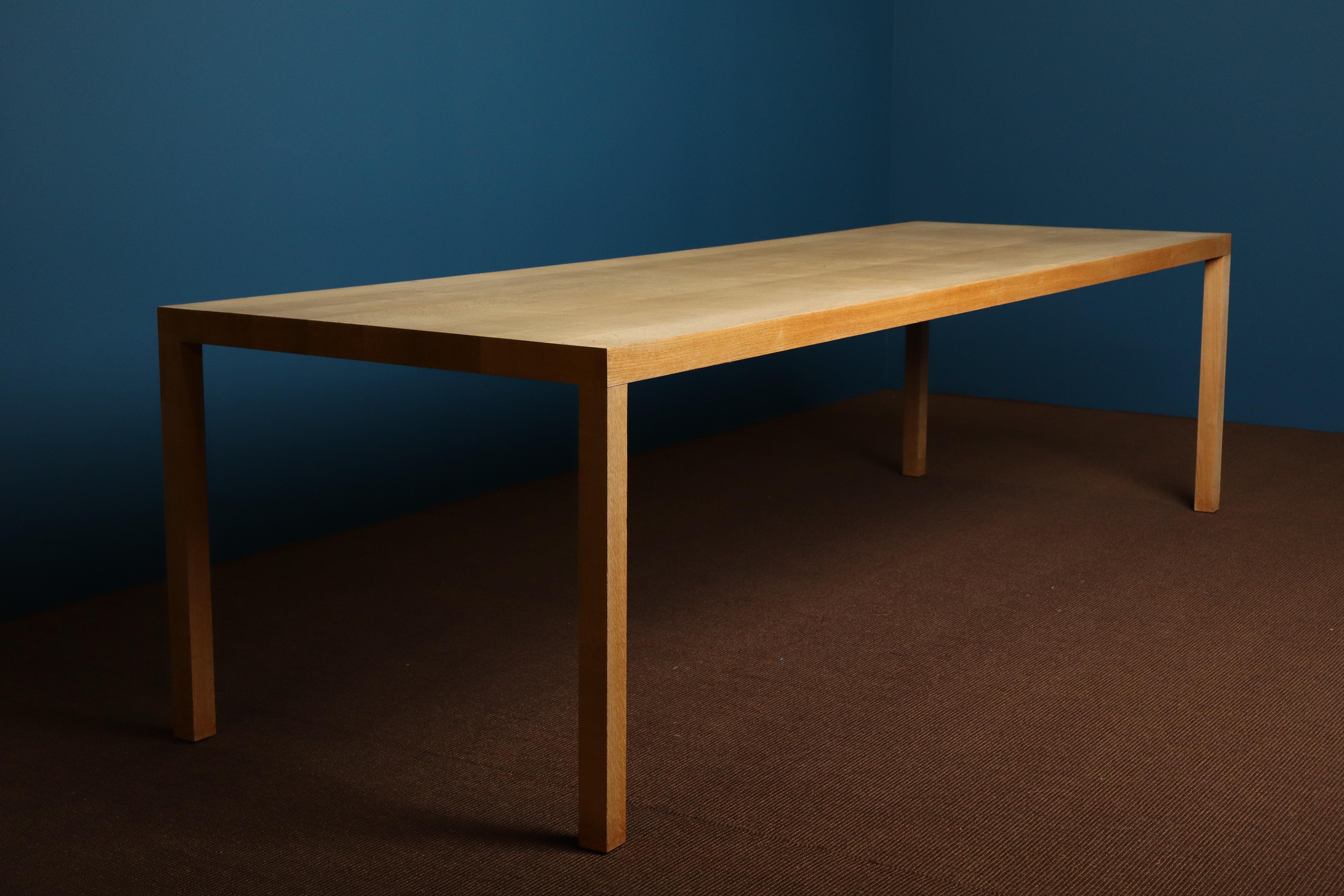 Cette exceptionnelle table en chêne T88W du célèbre designer belge Maarten Van Severen est une première édition, réalisée en 1999 avant que le design ne soit repris par un fabricant. Elle a été achetée directement dans l'atelier de Van Severen, ce