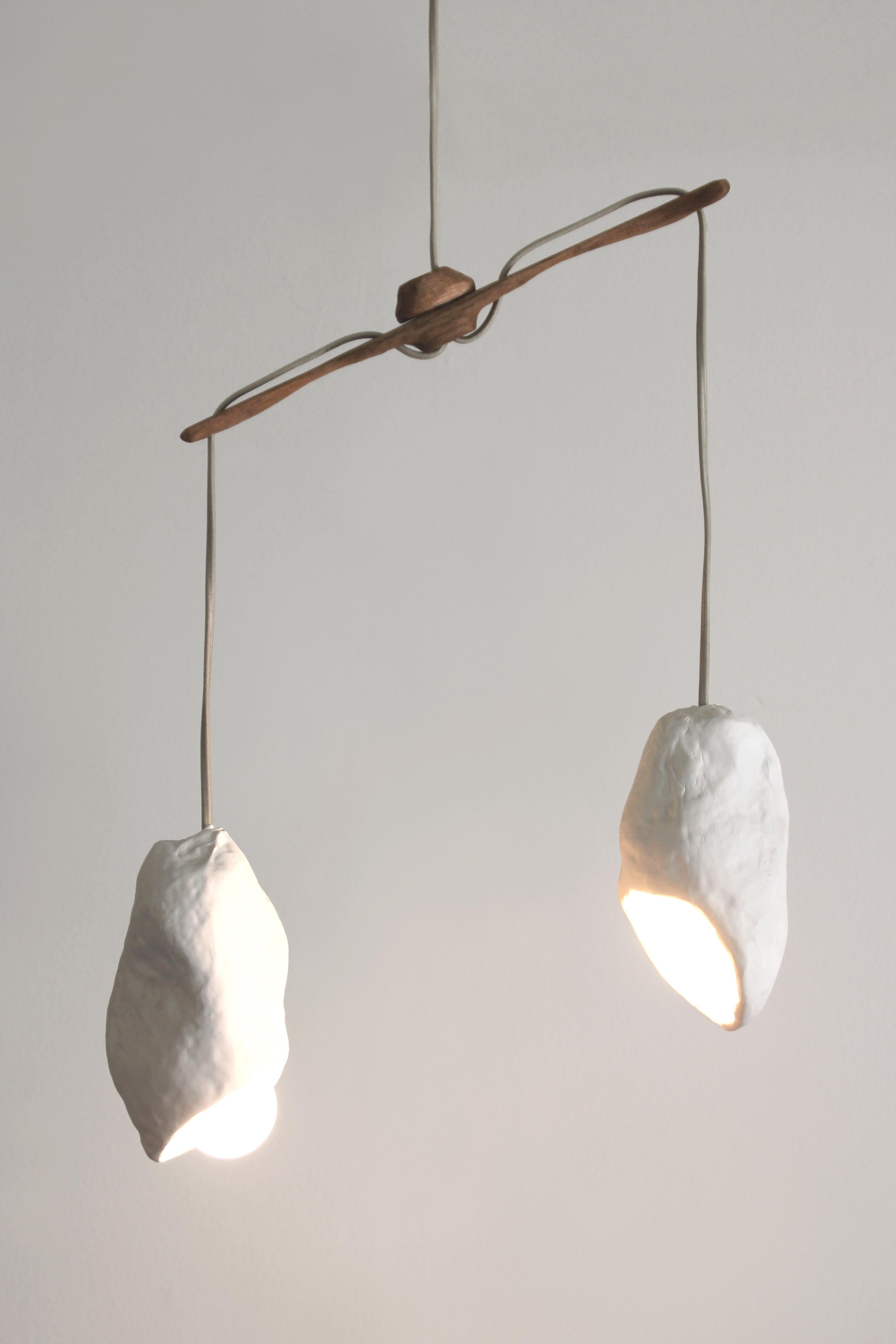 Lámpara de techo Maat de pintura, escayola, nogal y alambre de Dace Sūna
Dimensiones: P 30 x An 60 x Al 60 cm. 
Materiales: Pintura, yeso, nogal y alambre.

Todas nuestras lámparas pueden cablearse según cada país. Si se vende a EE.UU., se cableará