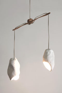 Plafonnier Maat en peinture, plâtre, noyer et fil de fer par Dace Sūna