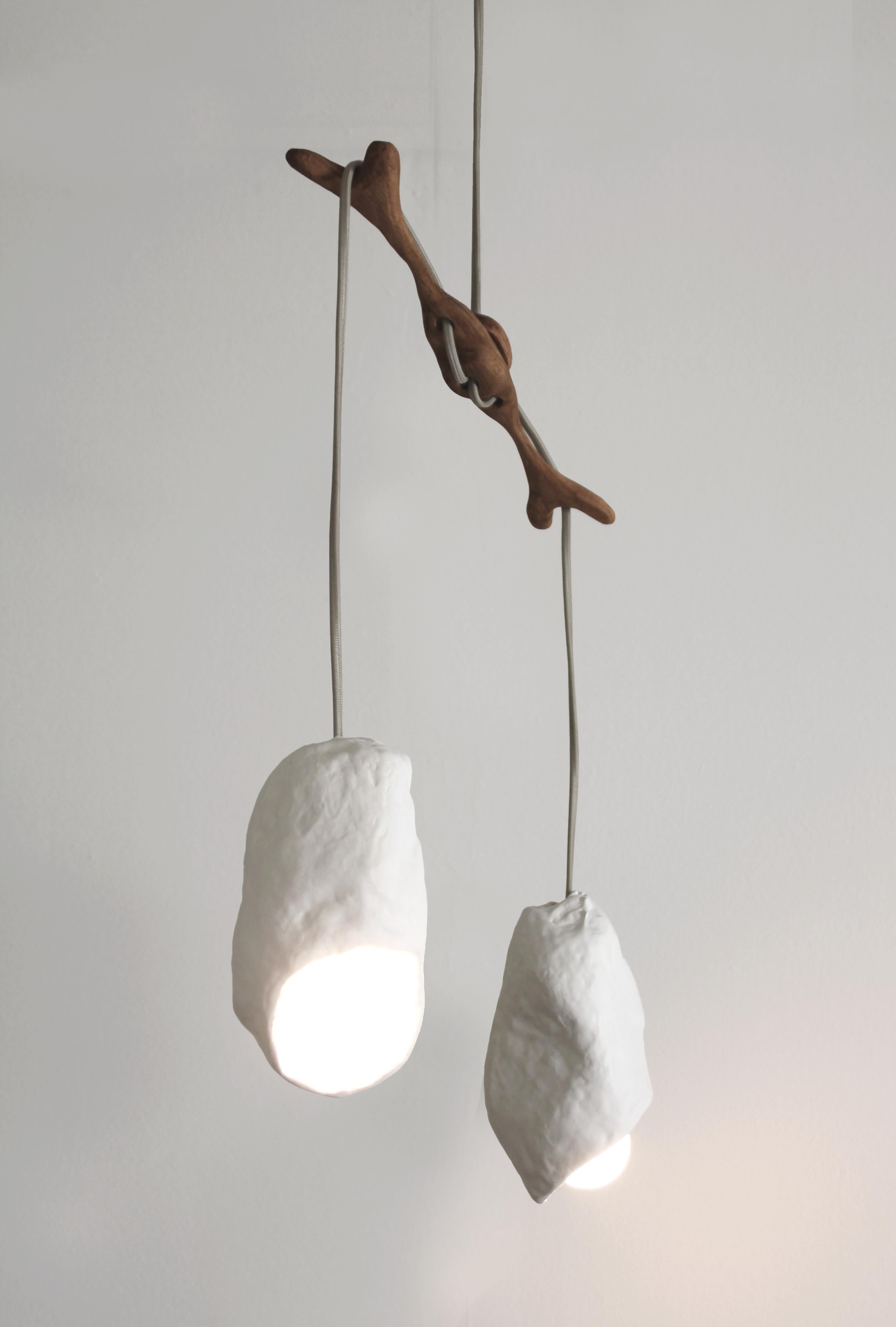 Lámpara de techo Maat de pintura, escayola, nogal y alambre de Dace Sūna Siglo XXI y contemporáneo en venta