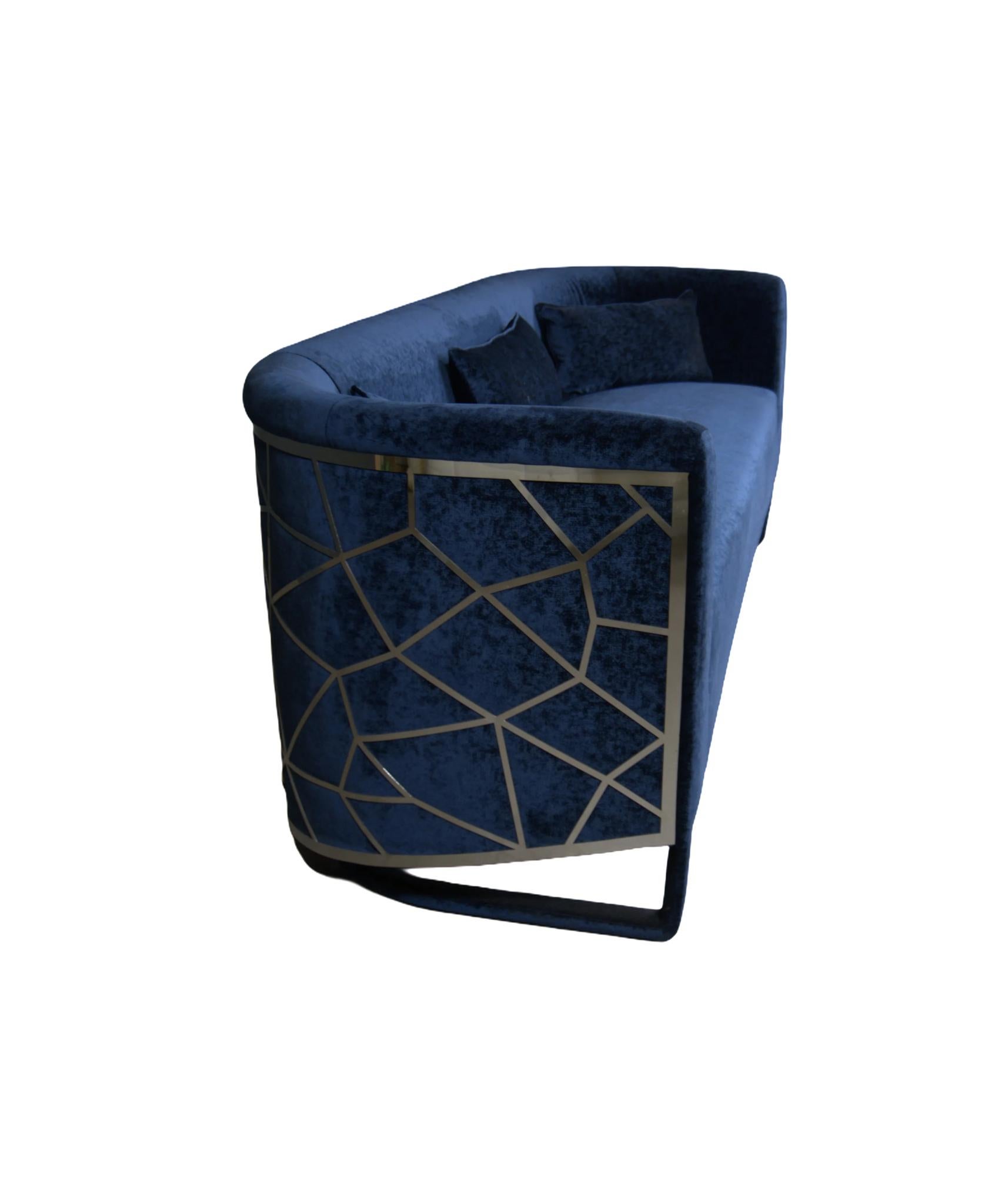 Le canapé Solace de MAB est une option d'assise luxueuse qui allie un design moderne à un confort exceptionnel. MAB est connu pour ses meubles de haute qualité et de style, et ce canapé offre à la fois élégance et durabilité, parfait pour tout