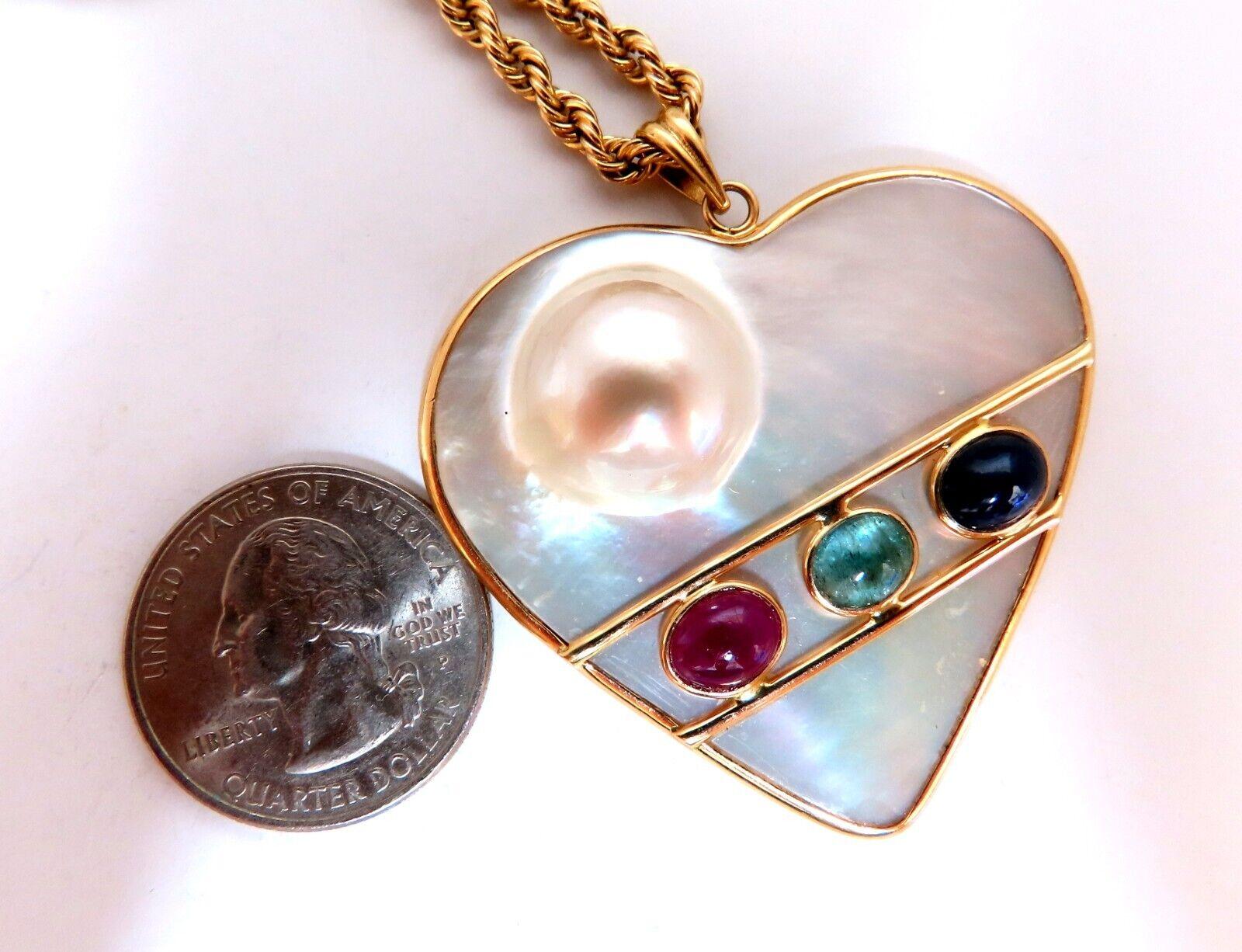 Collier en forme de cœur en perle Mabe Blister, chaîne en forme de corde avec émeraude, rubis et saphir de 14 carats en vente 1