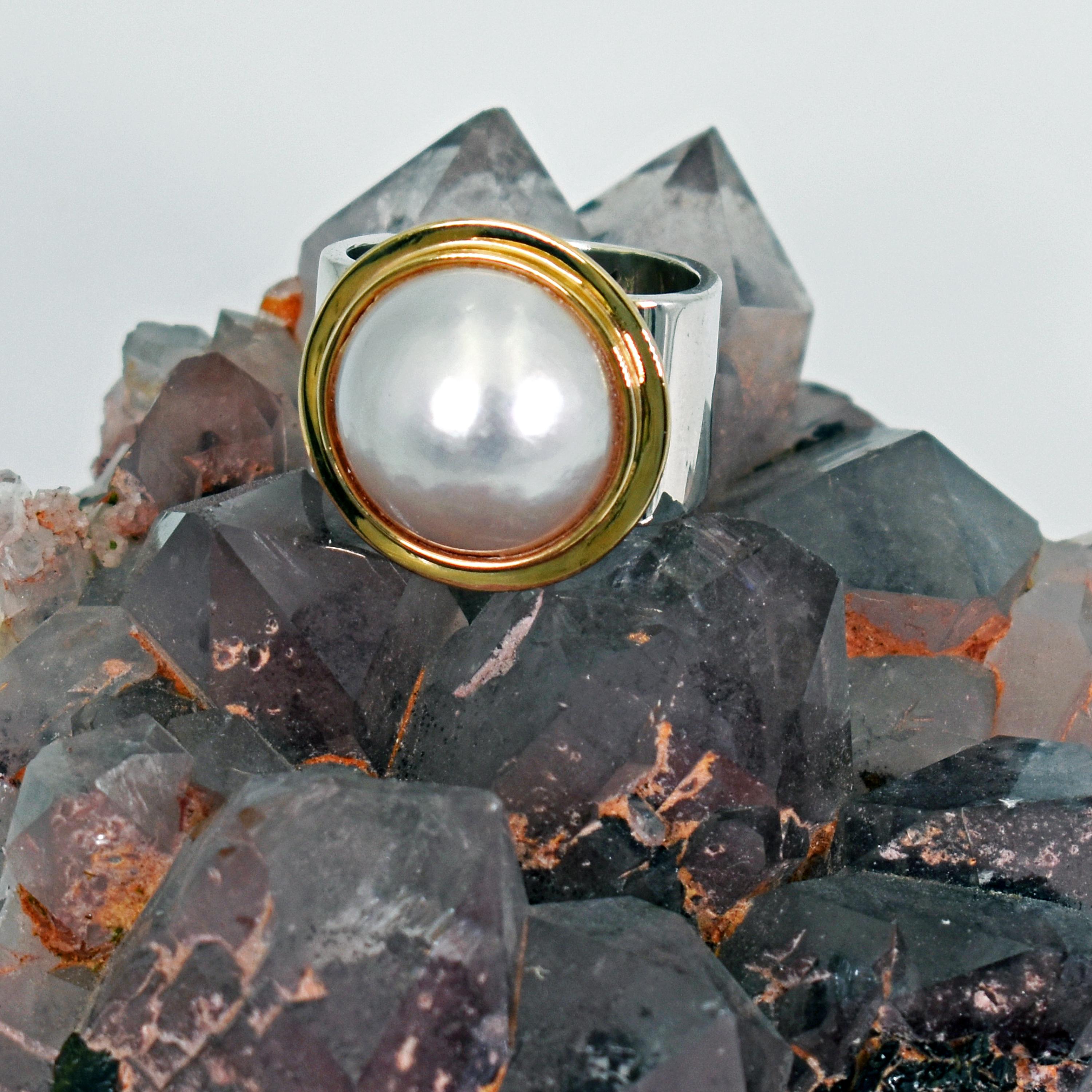 Süßwasser Mabé Perle Kuppel, 14k Gelbgold Lünette und Sterling Silber verjüngt, quadratische Band Cocktail-Ring. Zweifarbiger Ring in Größe 7. Einzigartige, zeitgenössische Variante der klassischen Perlen.