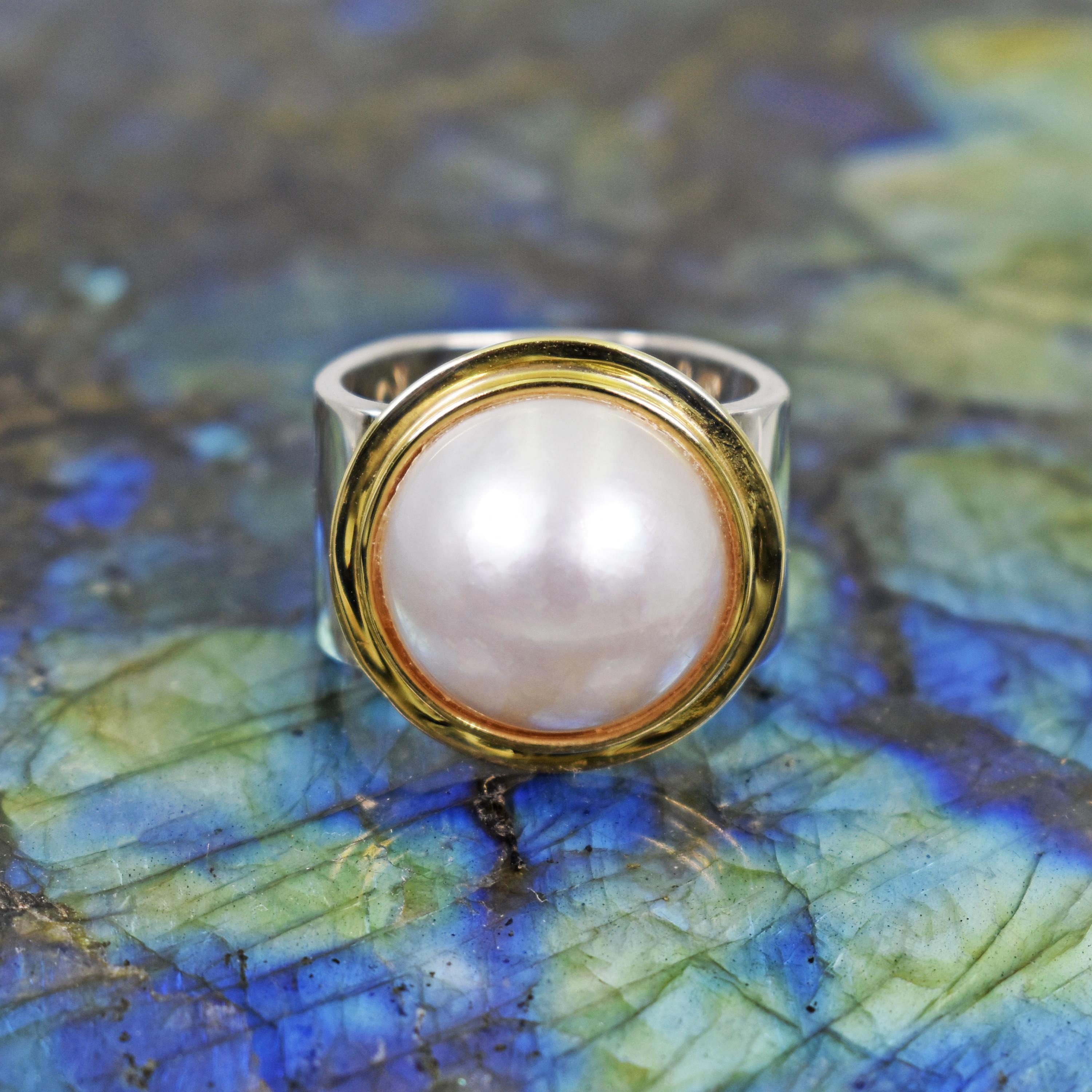 Mabé Pearl 14 Karat Gold and Sterling Silver Two-Tone Cocktail Ring For Sale 3