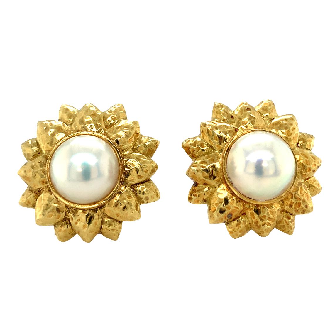 Mabe Pearl 18K Yellow Gold Sunflower Earclips In Good Condition For Sale In Beverly Hills, CA