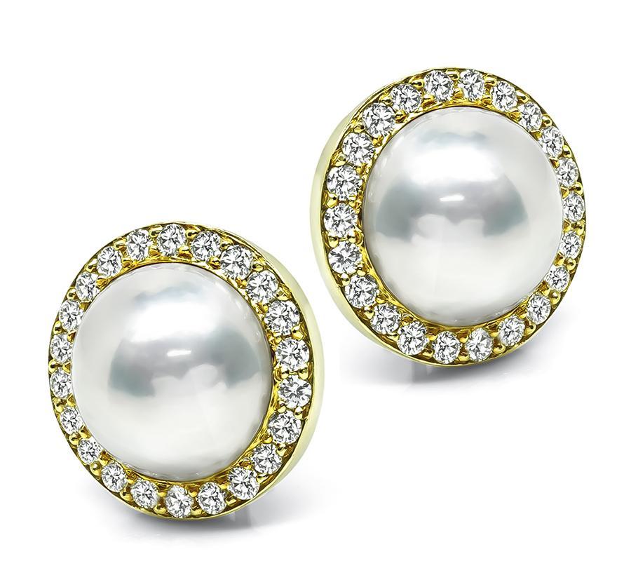 Se trata de un impresionante par de pendientes de oro amarillo de 18 quilates. Los pendientes llevan preciosas perlas mabe en cabujón. Las perlas están acentuadas por brillantes diamantes de talla redonda que pesan aproximadamente 2.00 ct. El color