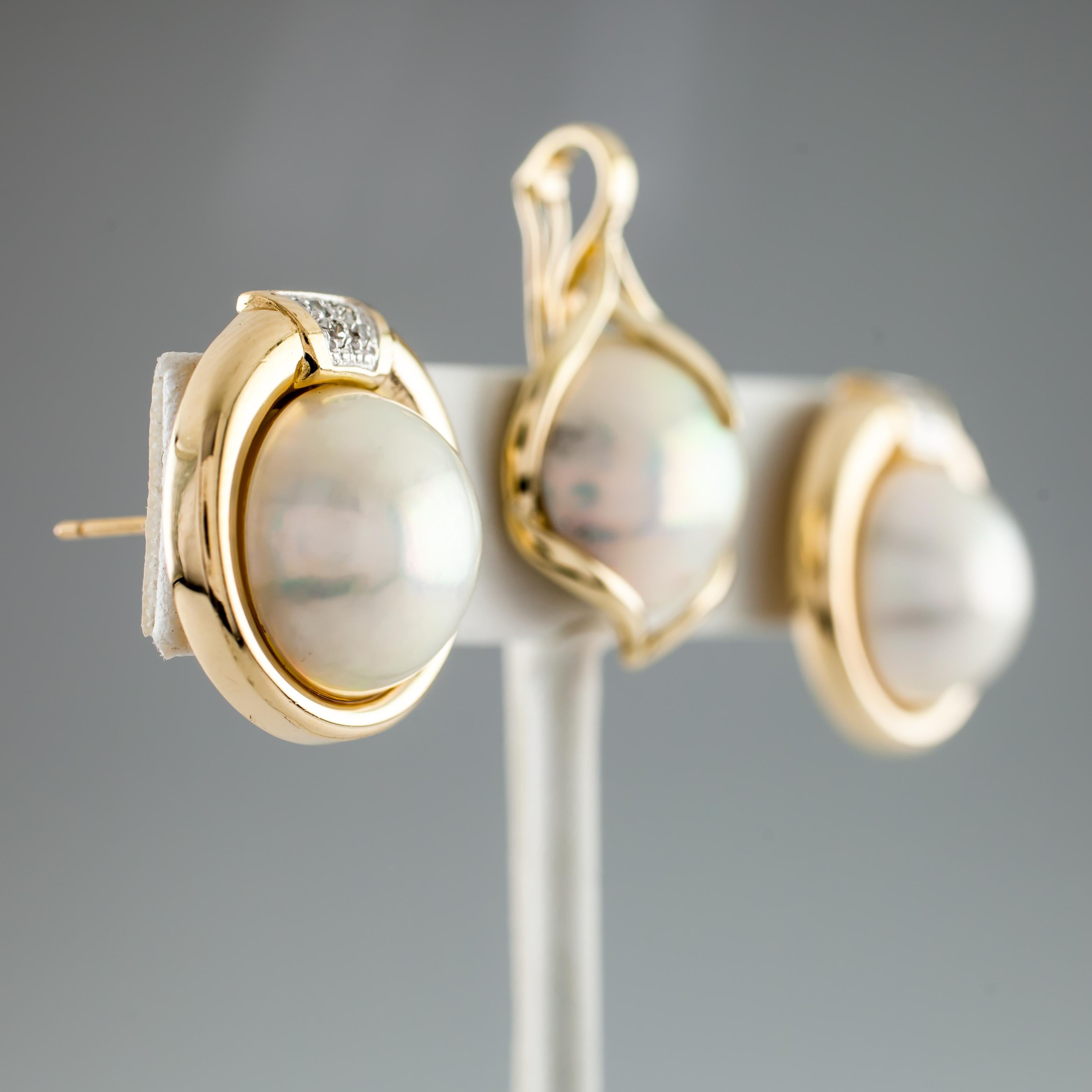 Taille ronde Ensemble de boucles d'oreilles et de pendentifs en or jaune 14 carats avec perles et diamants Mabe en vente