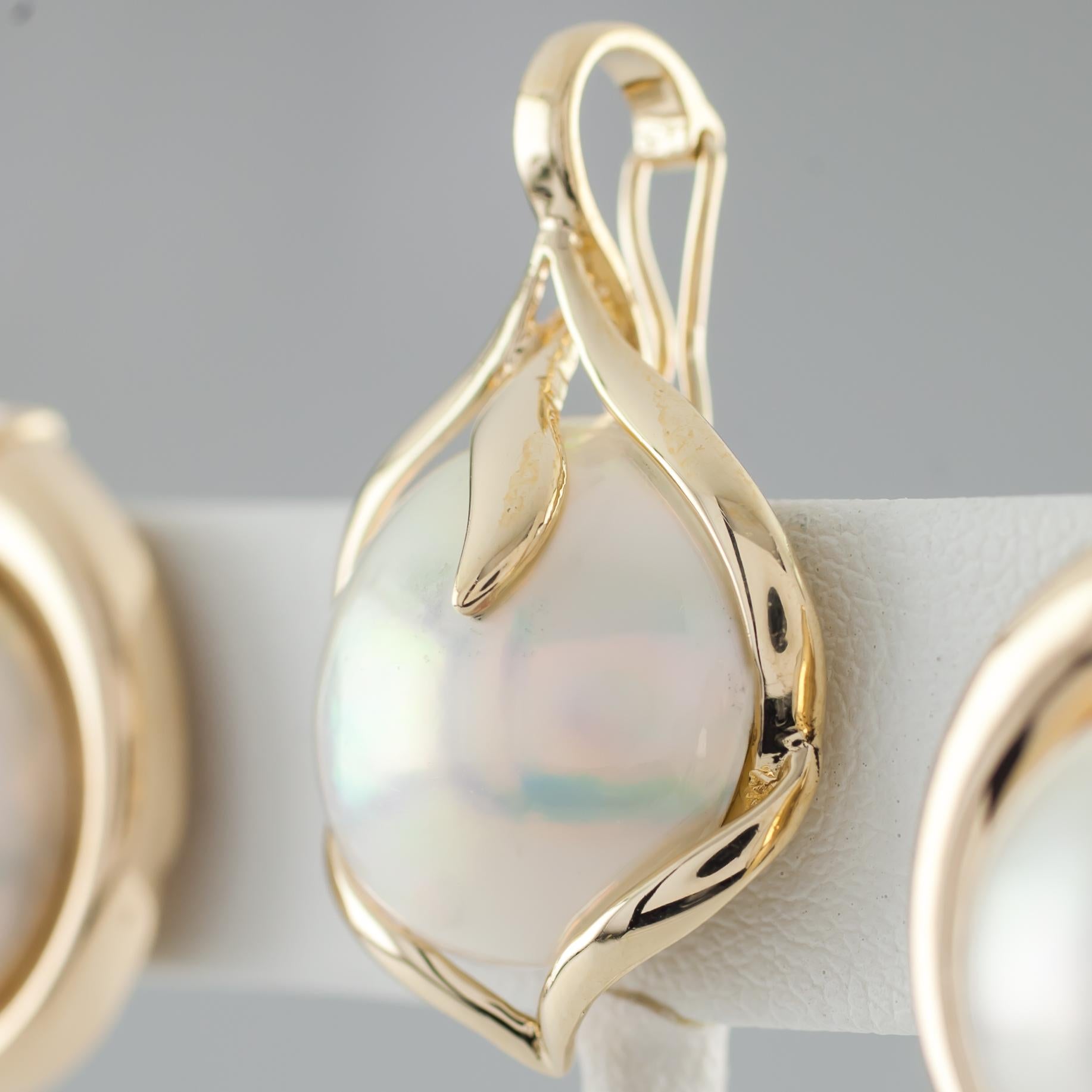 Round Cut Mabe Pearl and Diamond 14 Karat Yellow Gold Earrings and Pendant Jewelry Set