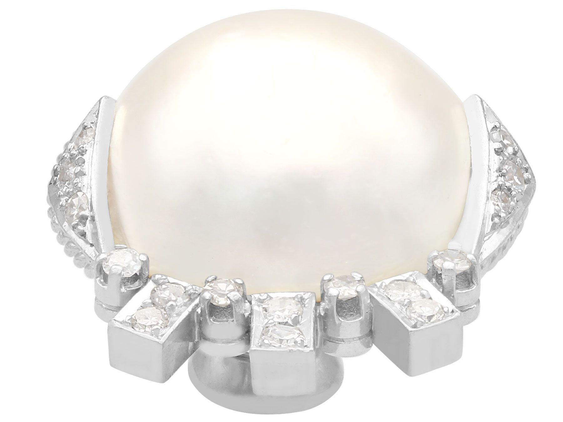 Taille ronde Boucles d'oreilles en or blanc avec perles et diamants de Mabe en vente