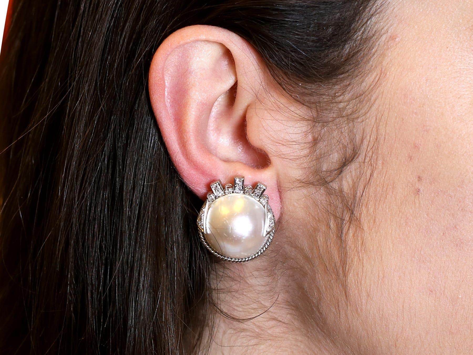 Boucles d'oreilles en or blanc avec perles et diamants de Mabe en vente 3