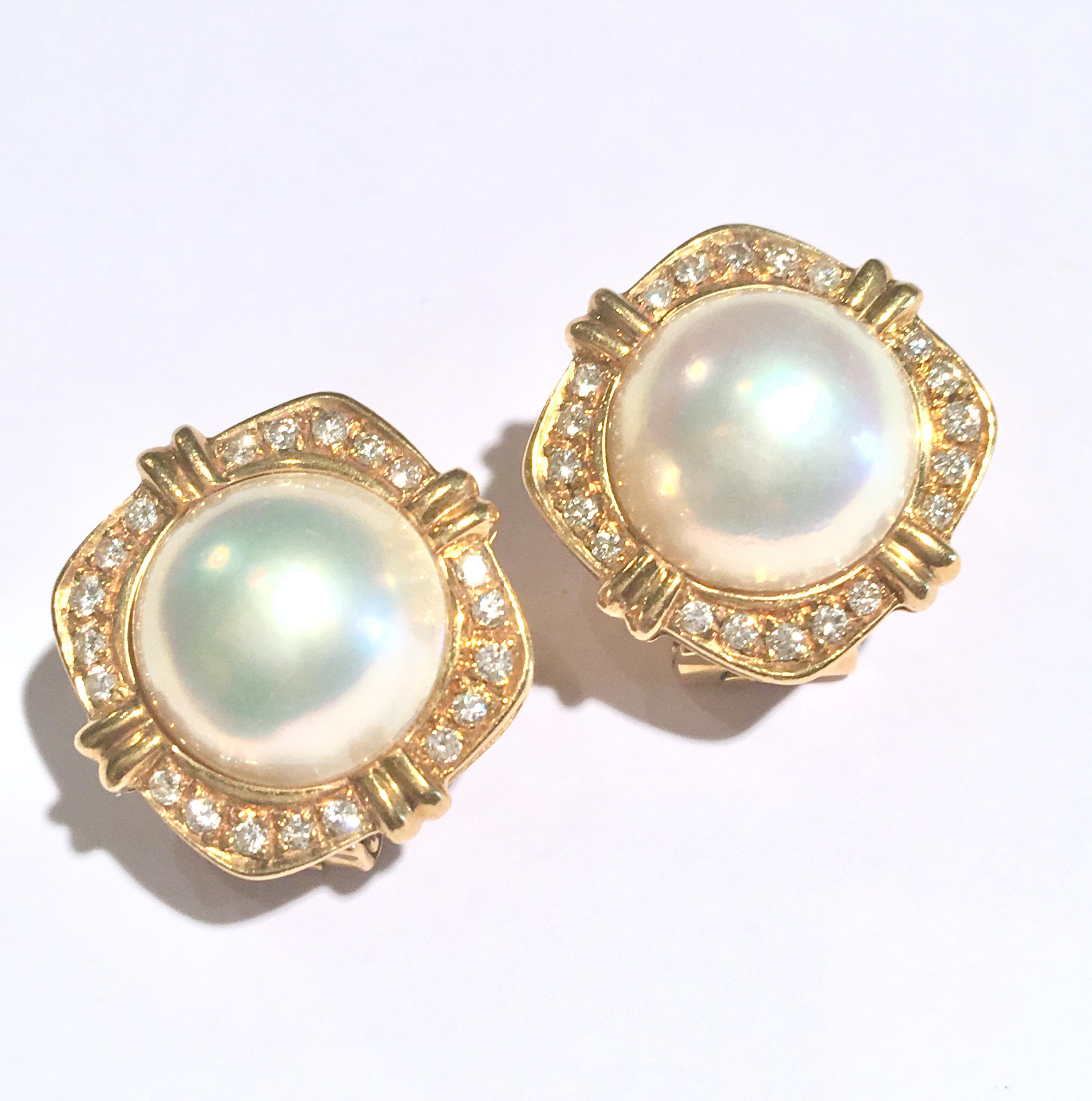 Fine and gorgeous pair of 18k yellow gold earrings, featuring white and shiny mabe pearls. 

Each pearl are surrounded by 20 diamonds on a diamond-shaped yellow gold frame.

Diamonds weight: 0.40 carats

Very elegant!

18K yellow gold, Owl stamp