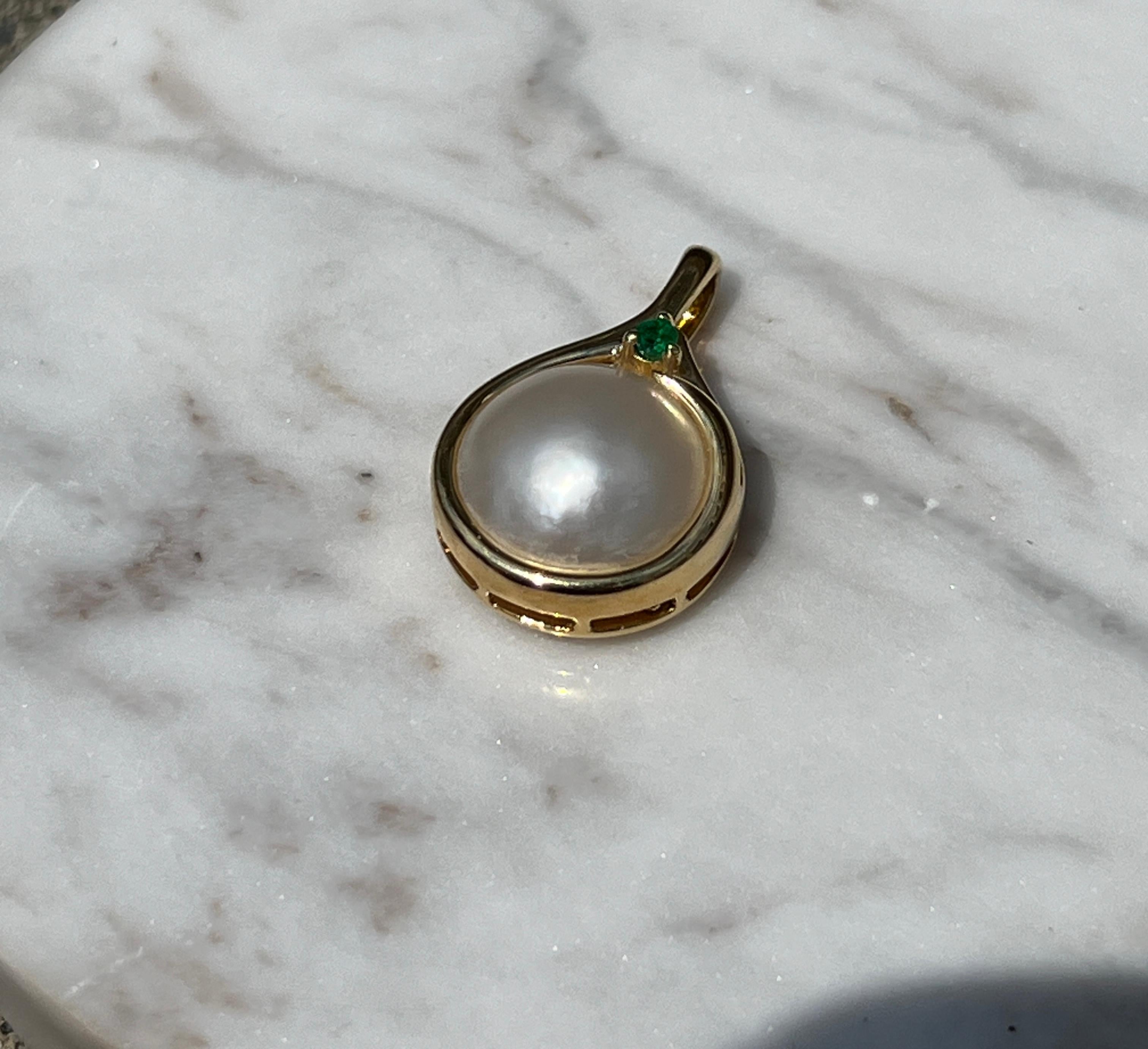 Mabe Pearl and Round Emerald Yellow Gold 1980s Pendant For Sale at 1stDibs
