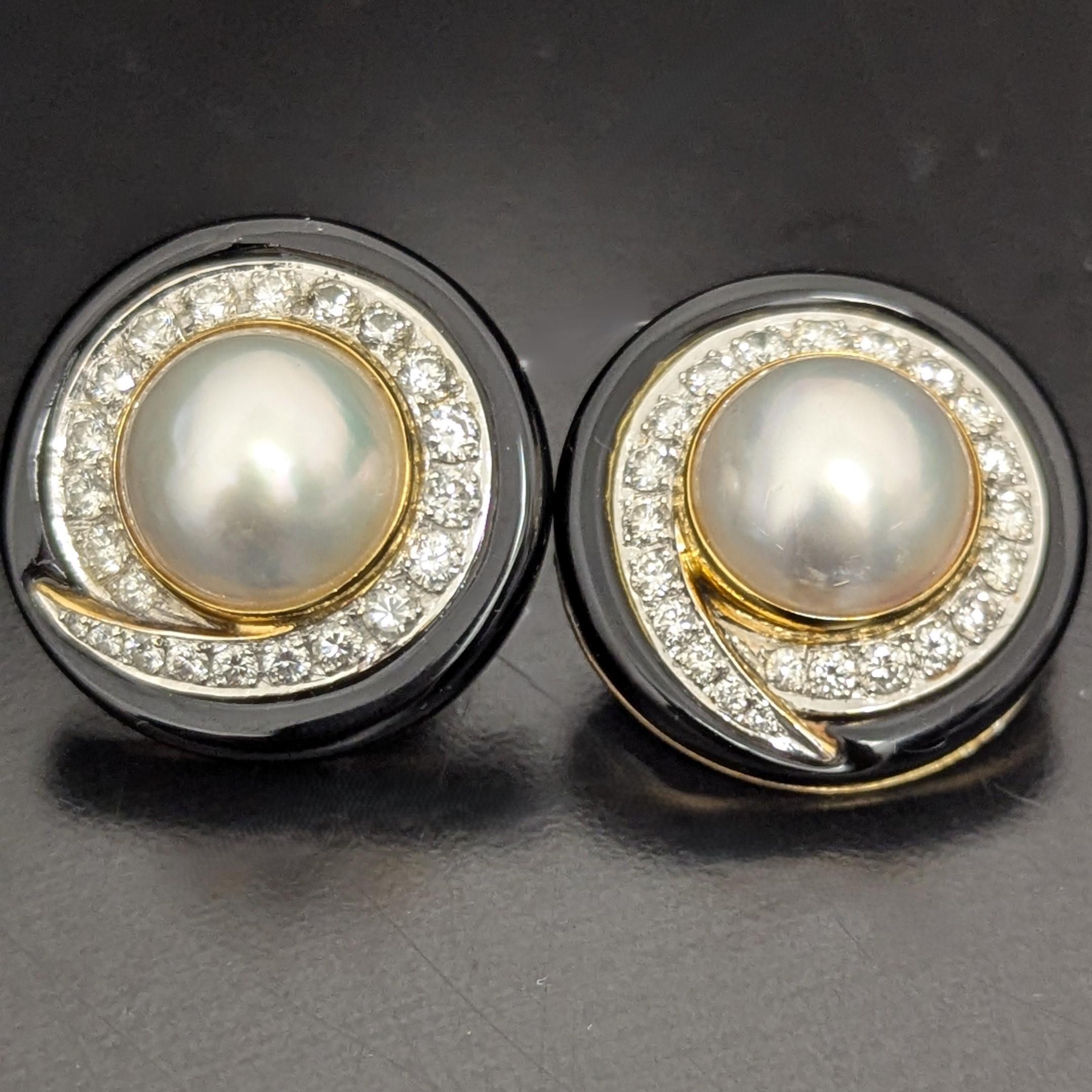 Taglio rotondo Fermagli con perle Mabé, onice nera e diamanti 18K YG WG in vendita