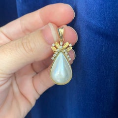Pendentif nœud en perle de Mabe, diamants et feuilles, or jaune 14K, goutte de feuille et de poire