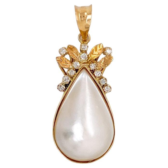 Pendentif nœud en perle de Mabe, diamants et feuilles, or jaune 14K, goutte de feuille et de poire